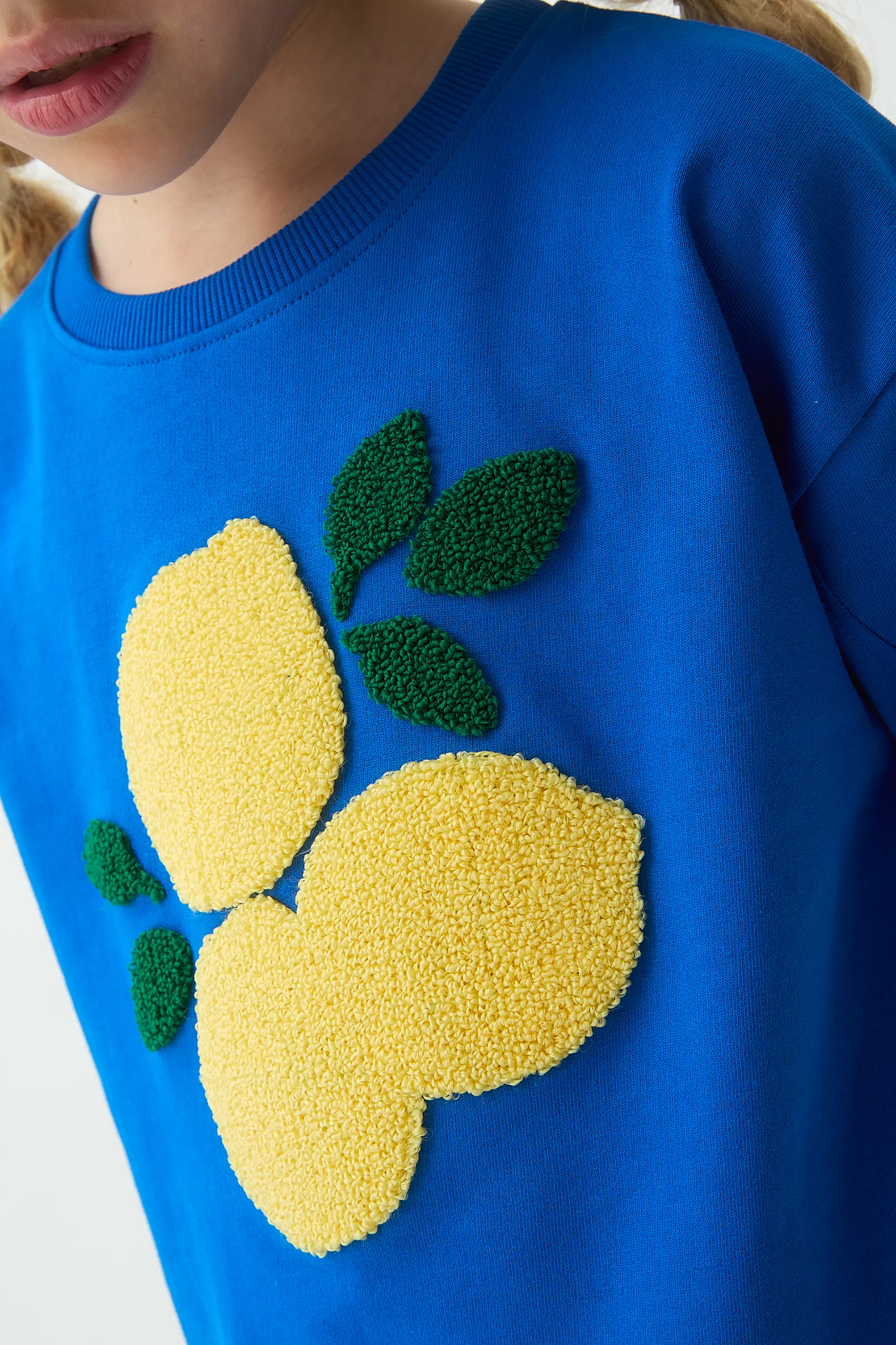Sudadera de niña azul con parche de limones - Image 3