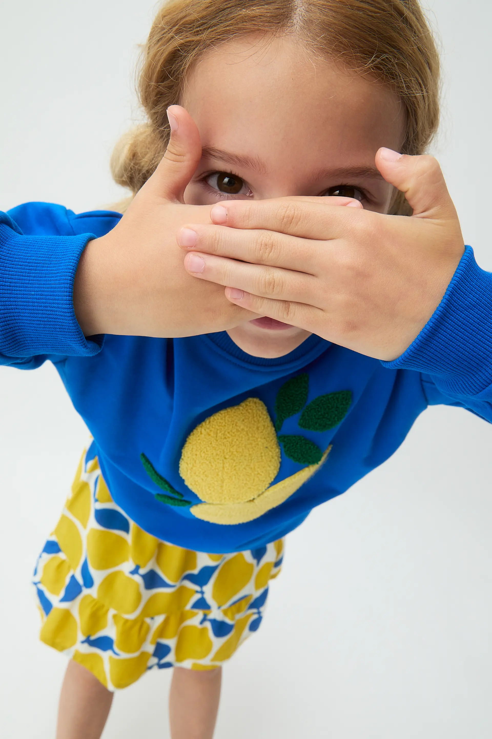 Sudadera de niña azul con parche de limones - Image 4