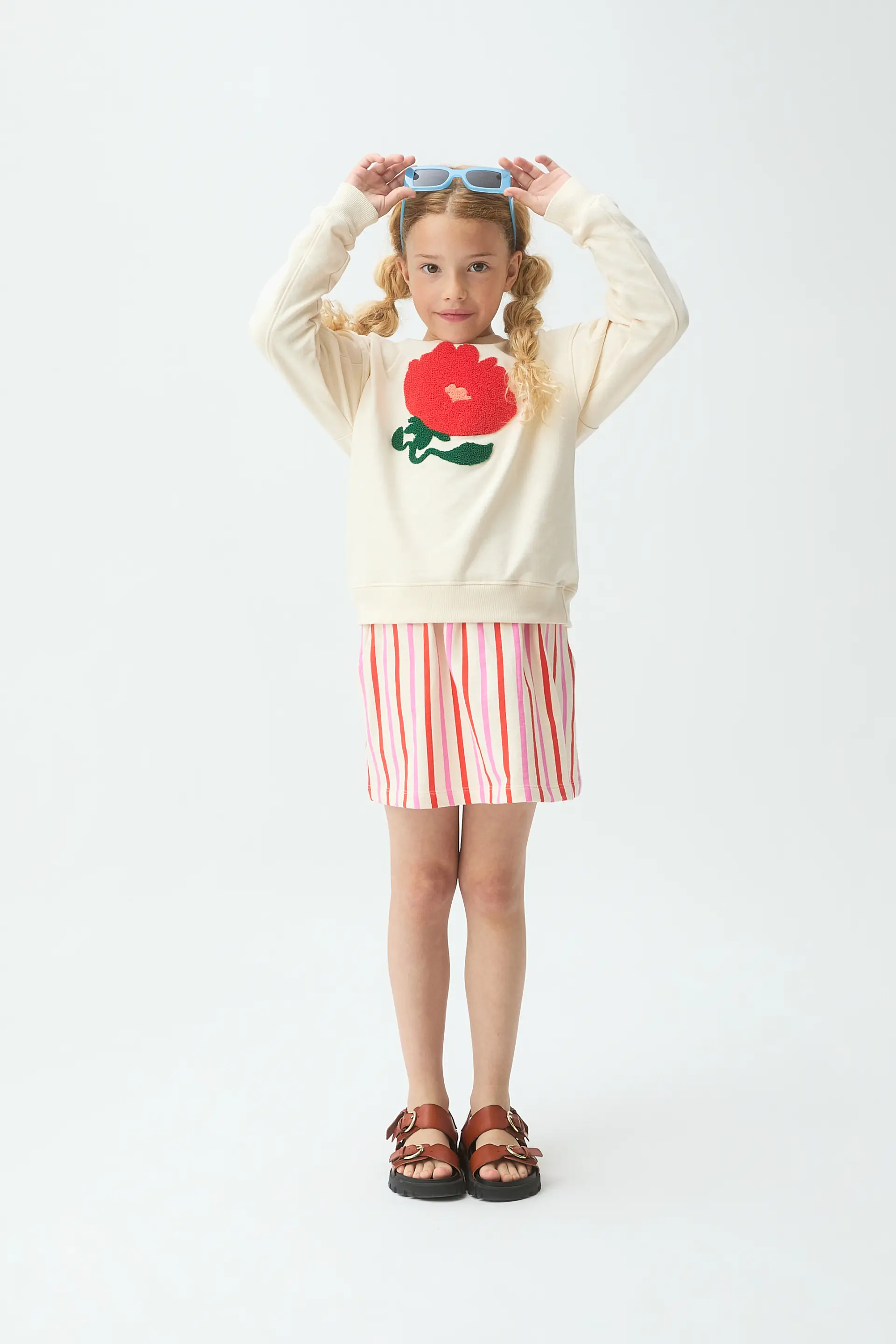 Sudadera de niña blanco roto con parche floral