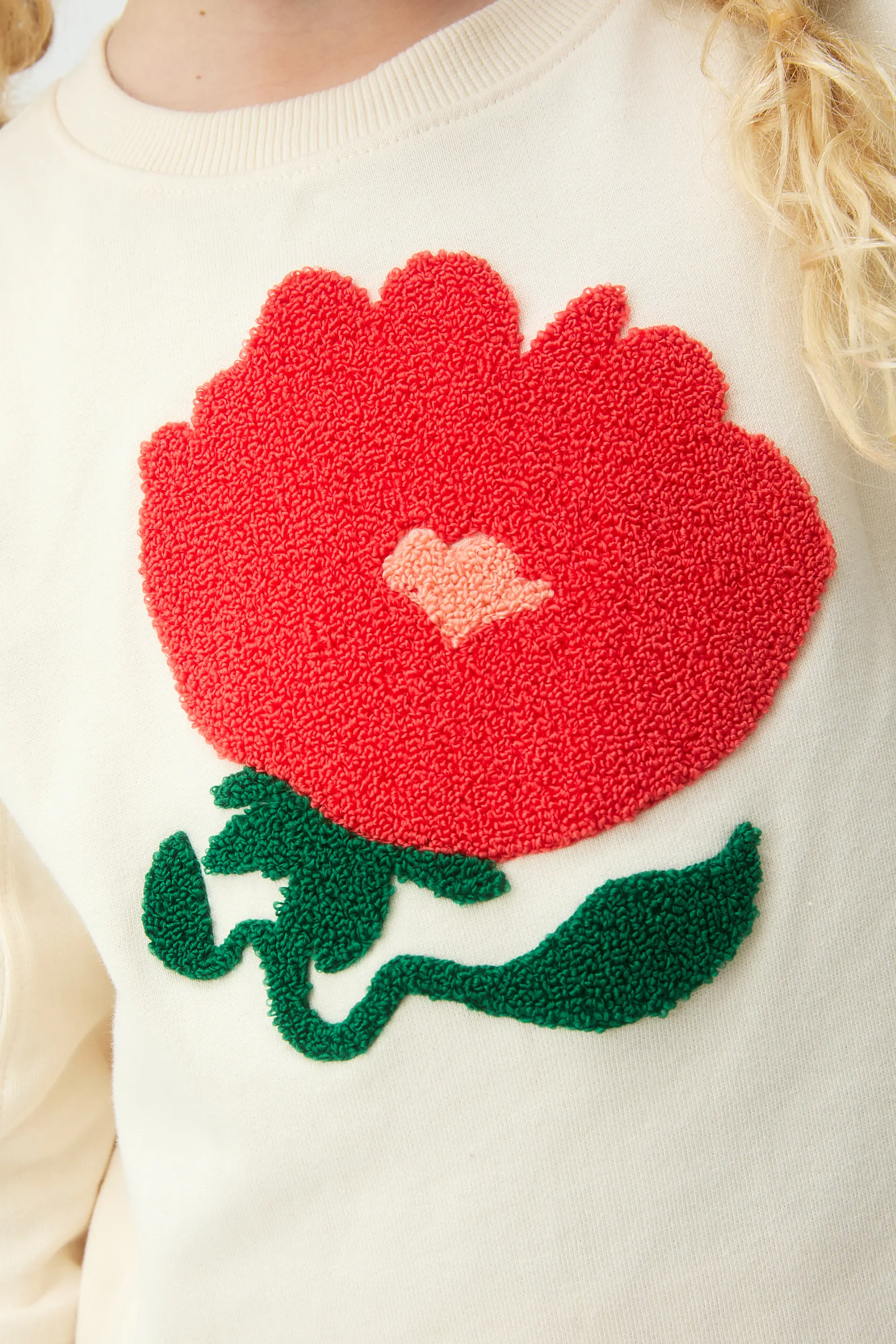 Sudadera de niña blanco roto con parche floral - Image 3