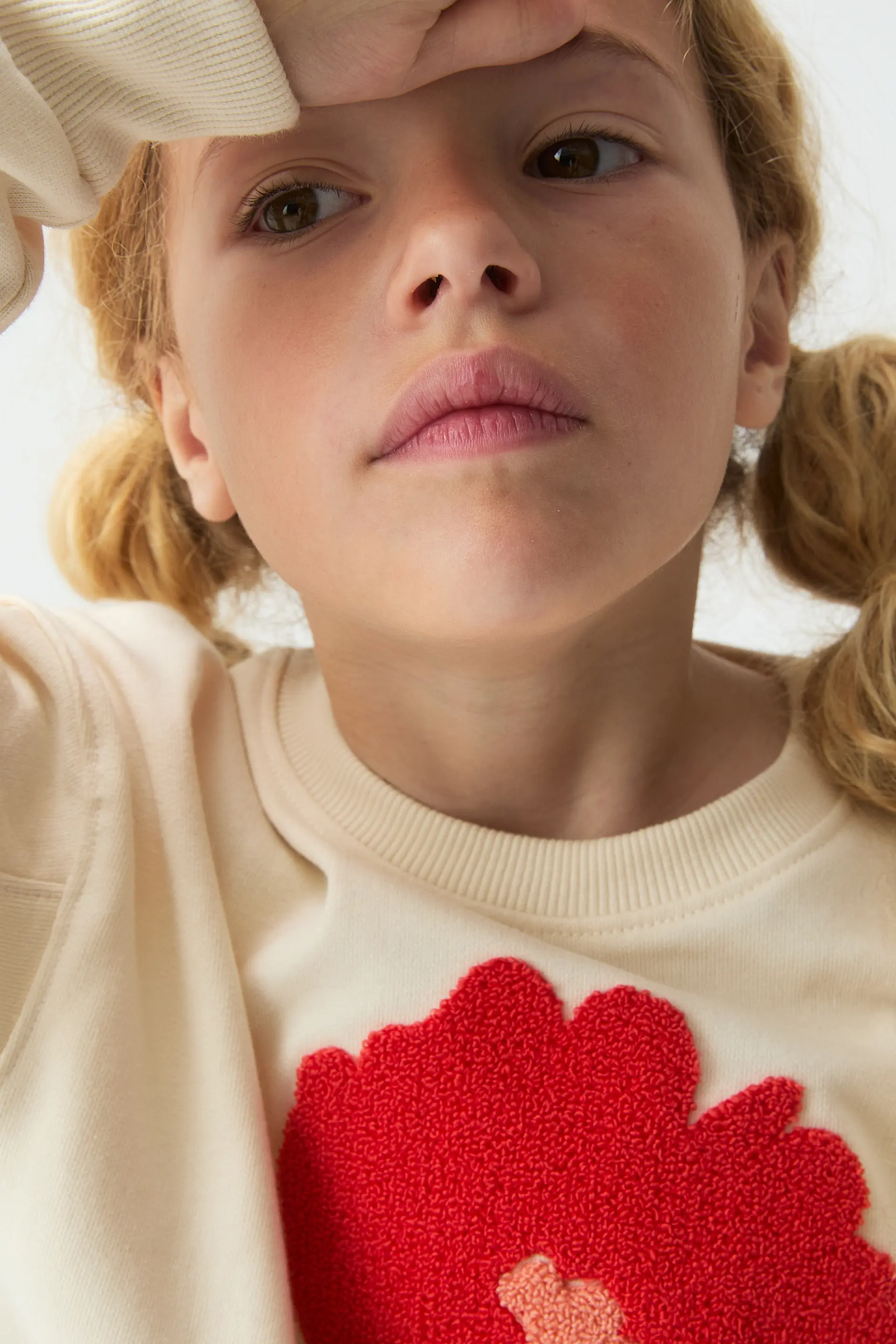Sudadera de niña blanco roto con parche floral - Image 4