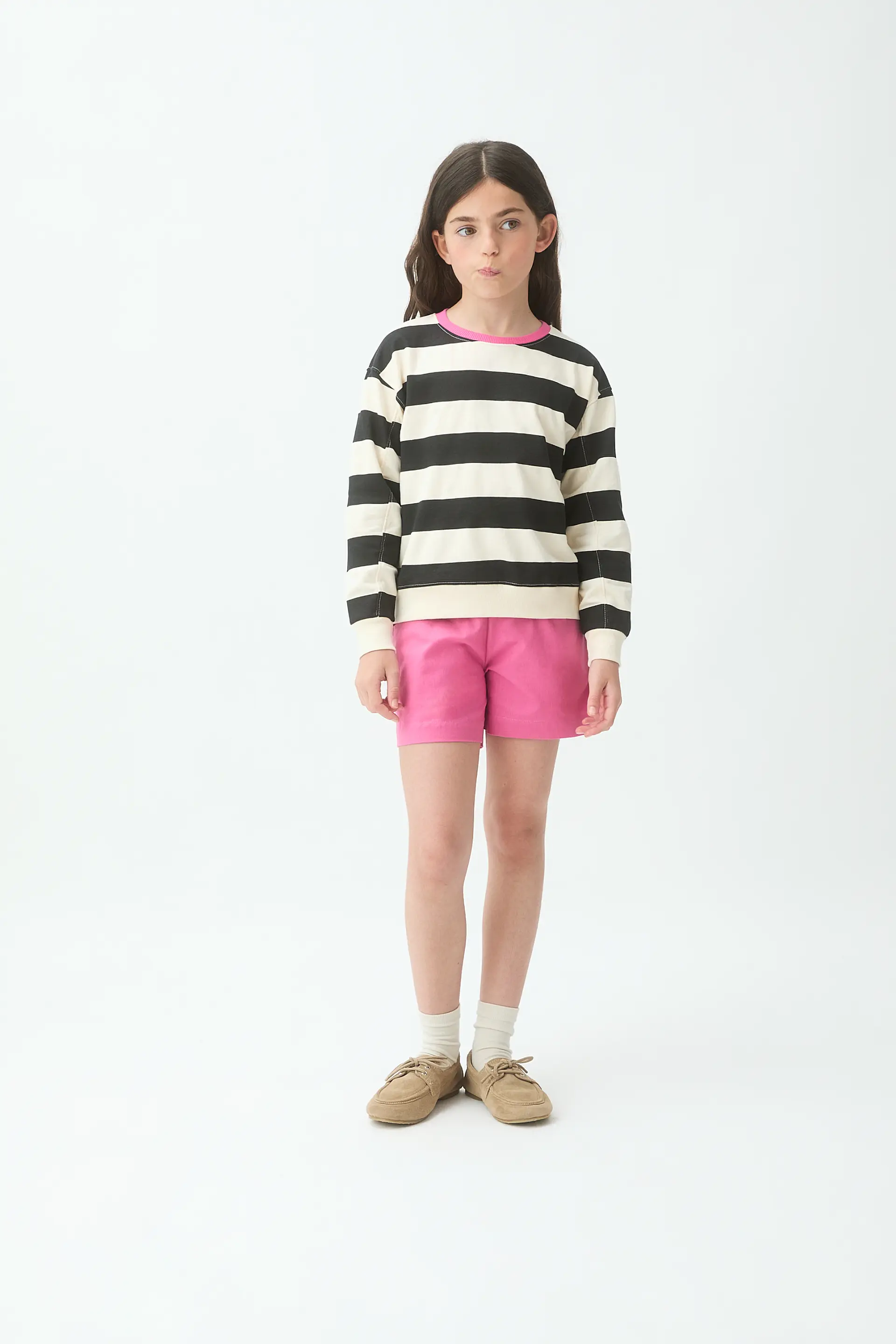 Sudadera de niña con estampado de rayas blanco y negro