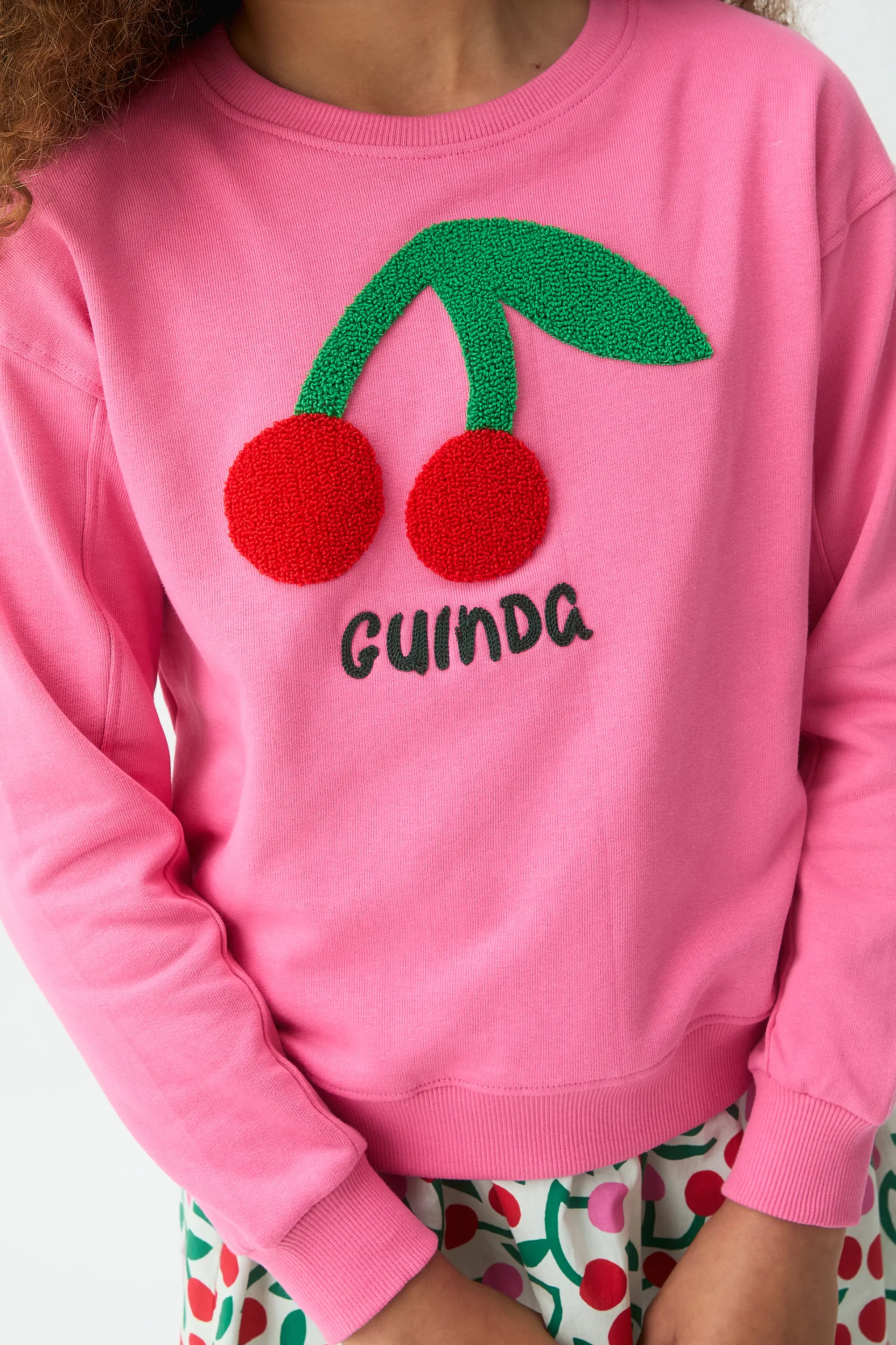 Sudadera de niña con parche de guinda - Image 3