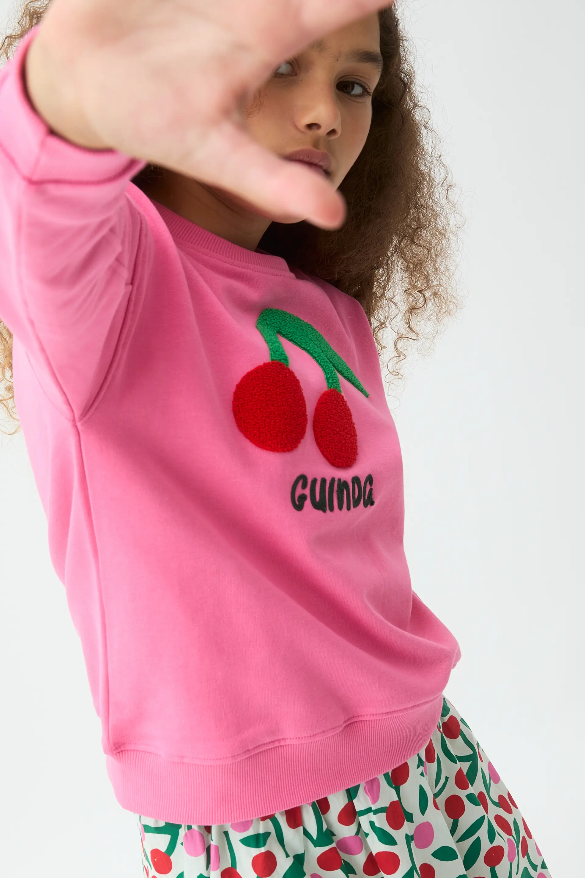 Sudadera de niña con parche de guinda - Image 4