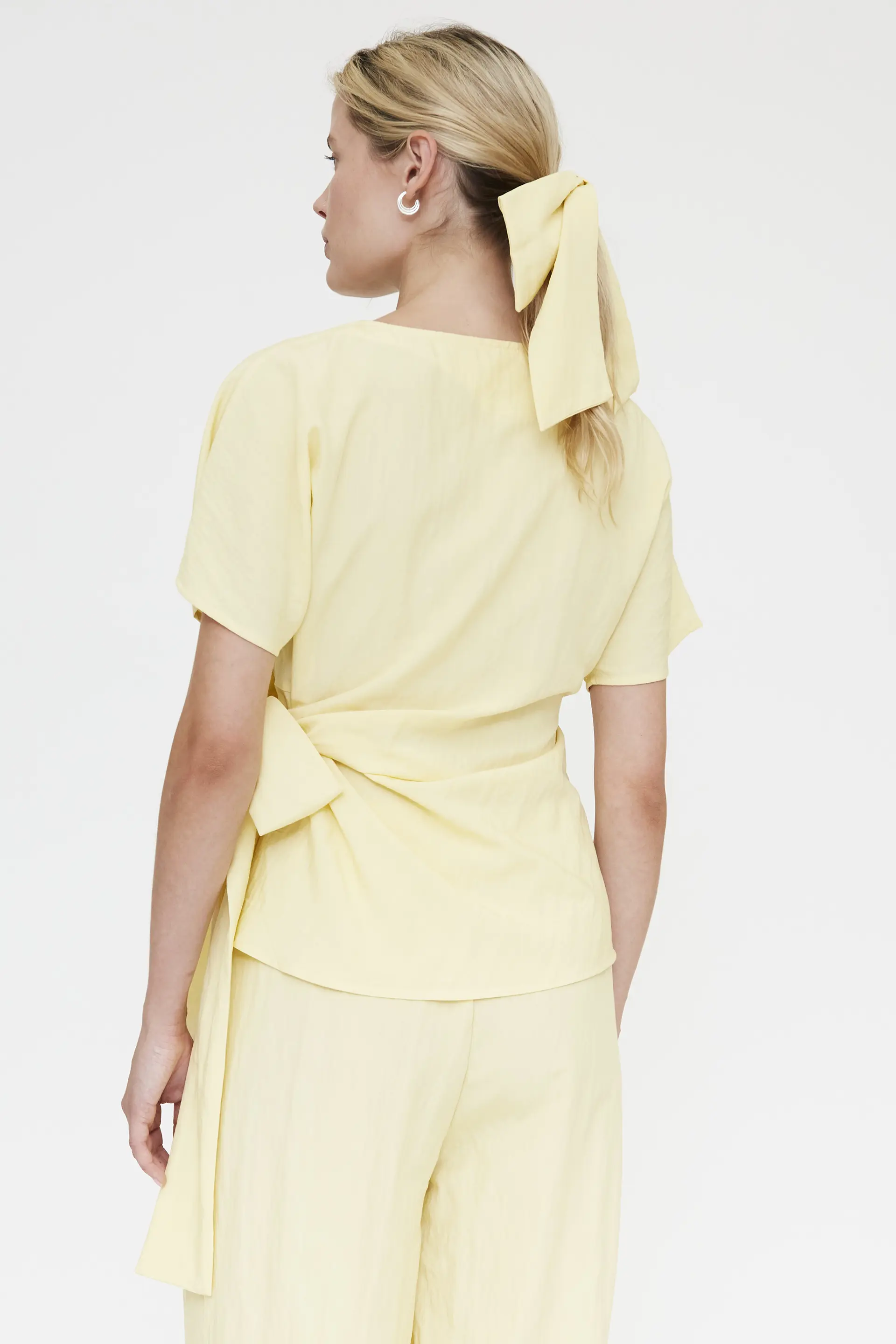 Top amarillo claro con detalle lazado - Image 3