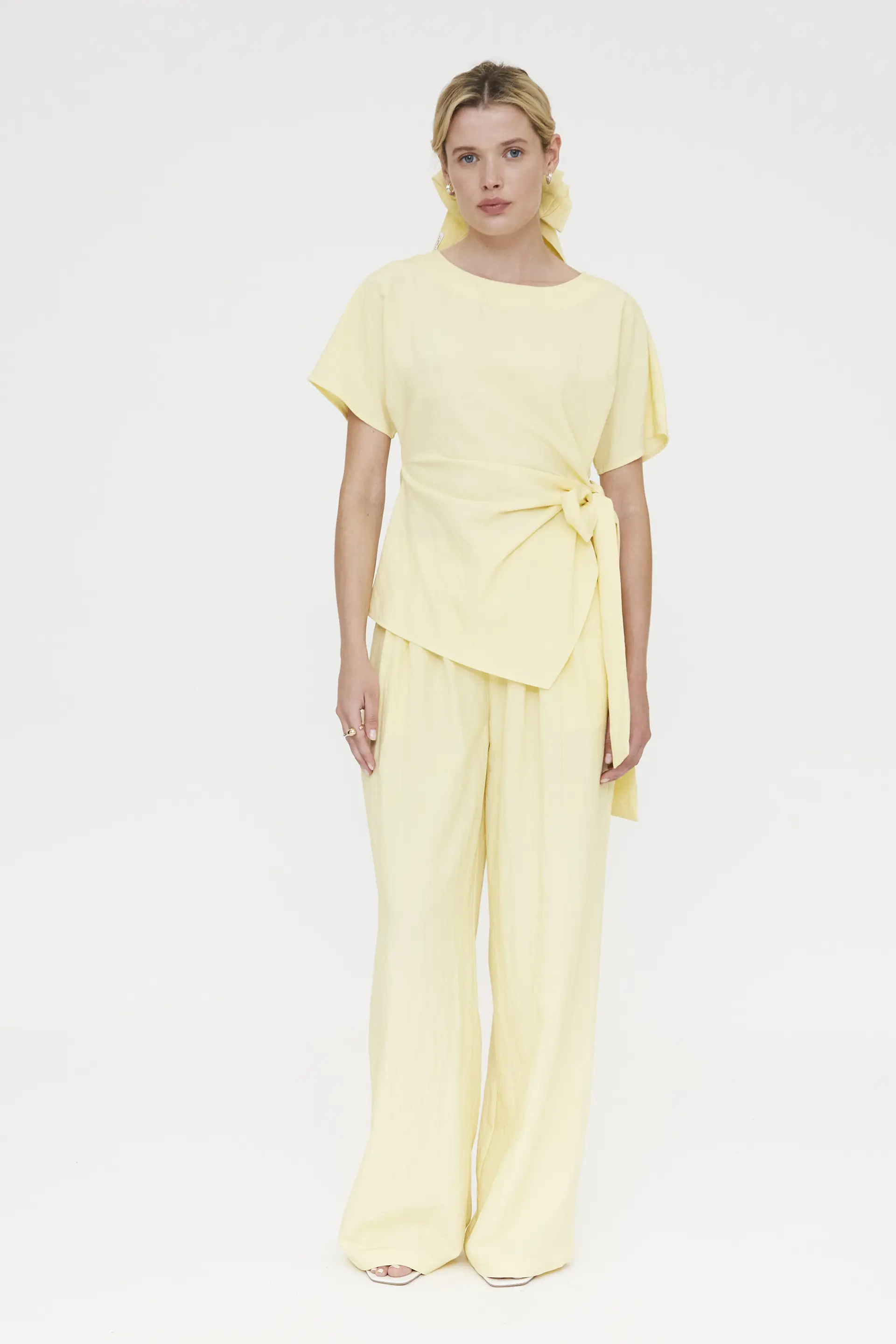 Top amarillo claro con detalle lazado - Image 4