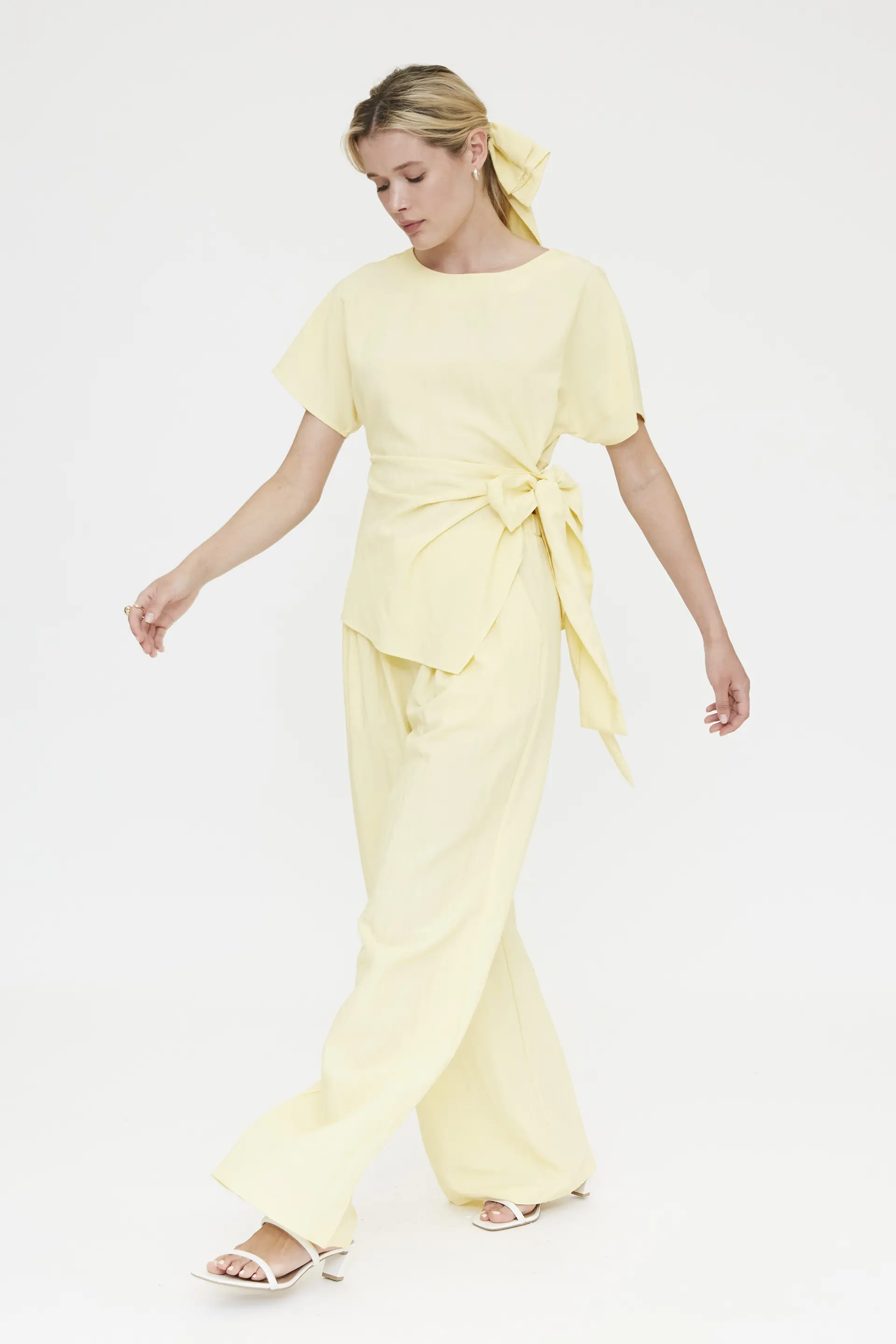Top amarillo claro con detalle lazado - Image 5