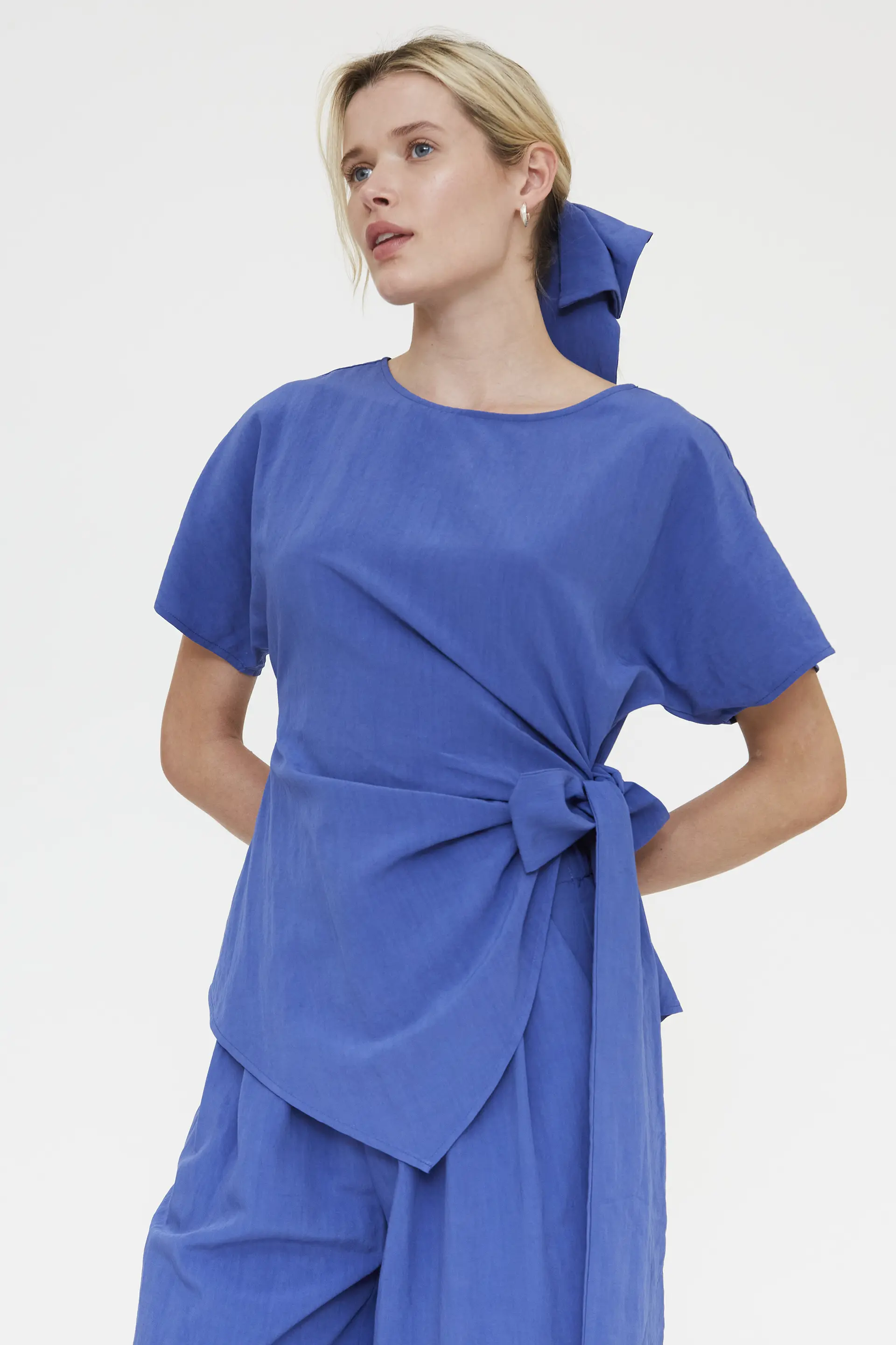 Top azul con detalle lazado