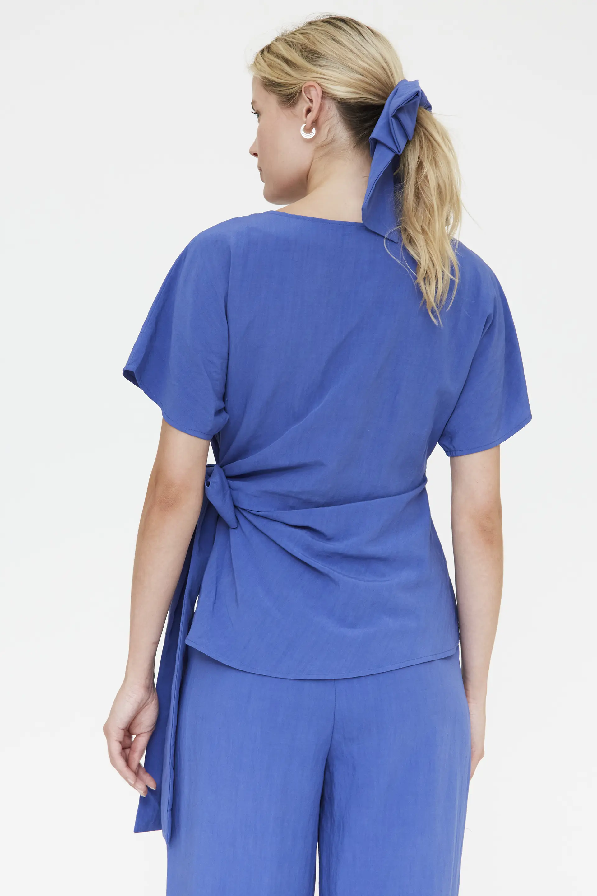 Top azul con detalle lazado - Image 3