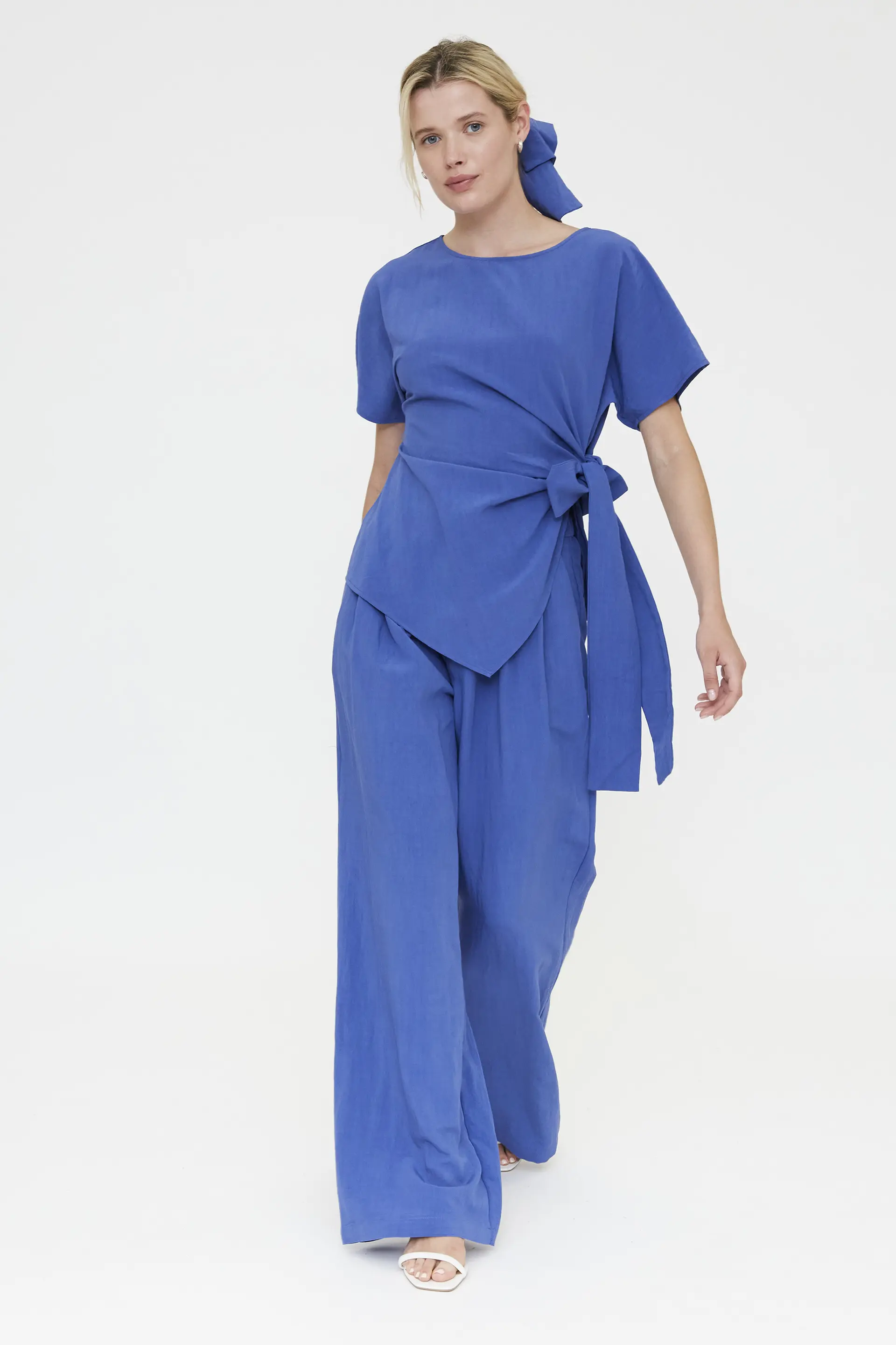 Top azul con detalle lazado - Image 5