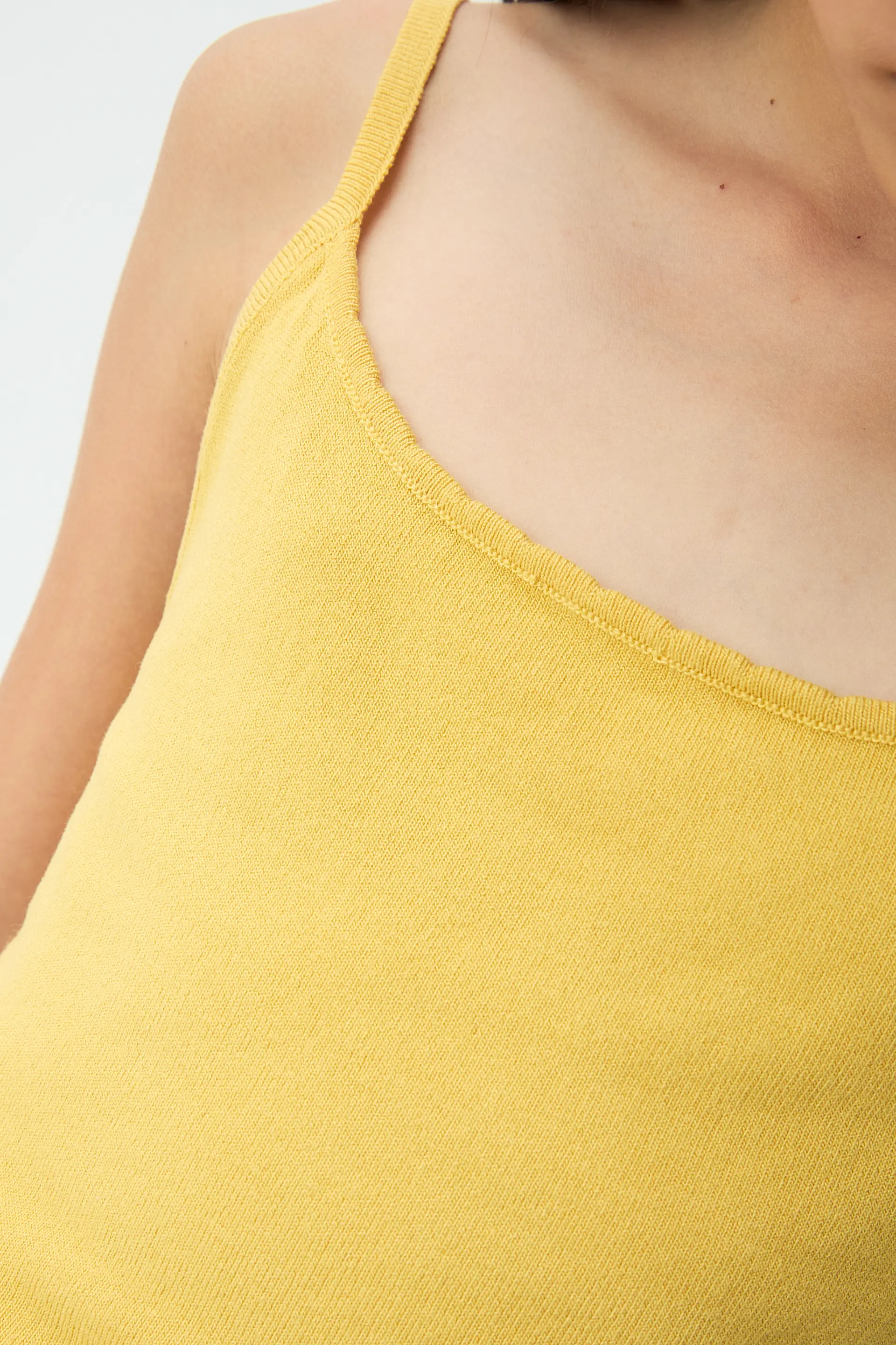 Top básico de niña amarillo - Image 3