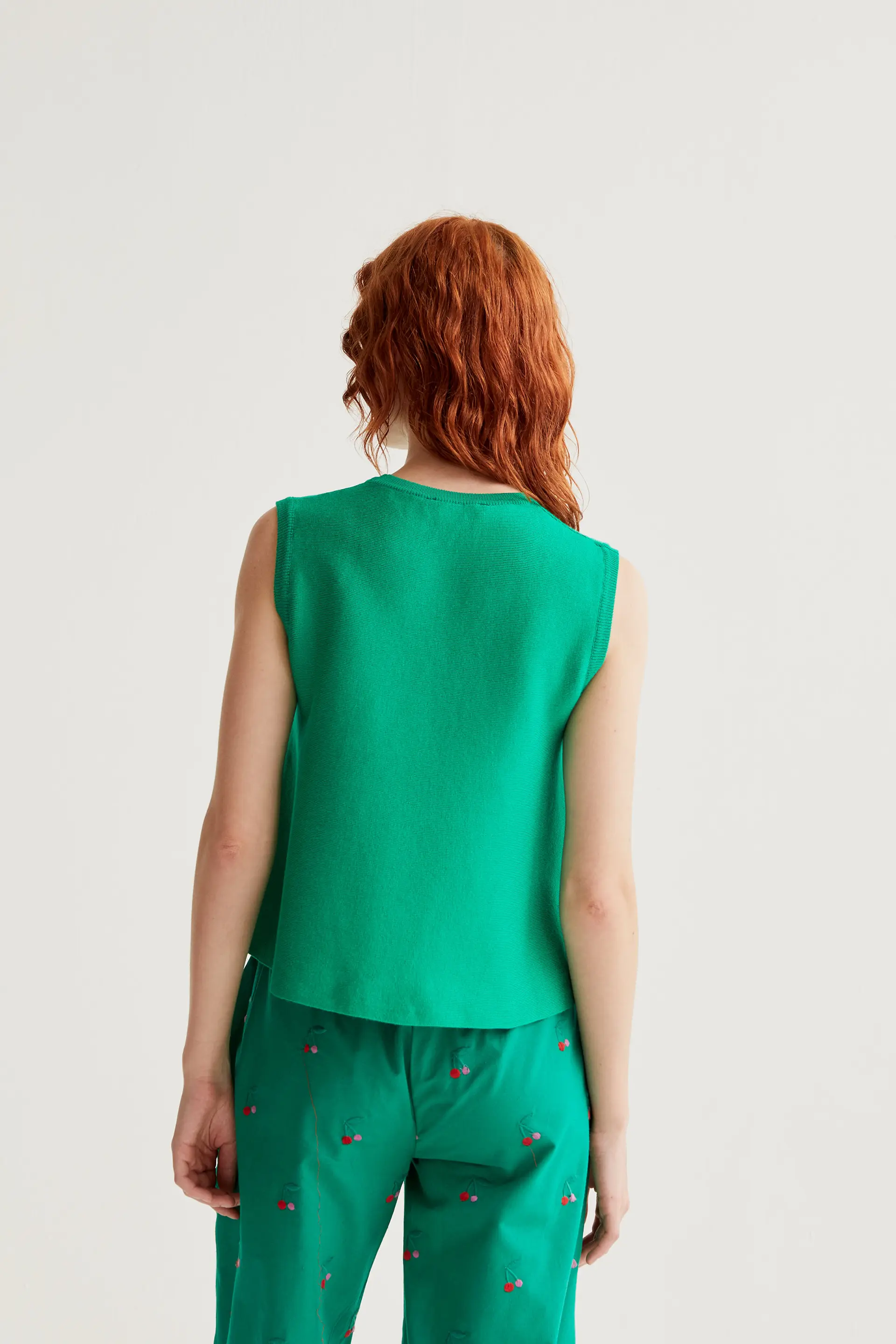 Top básico de punto verde - Image 3