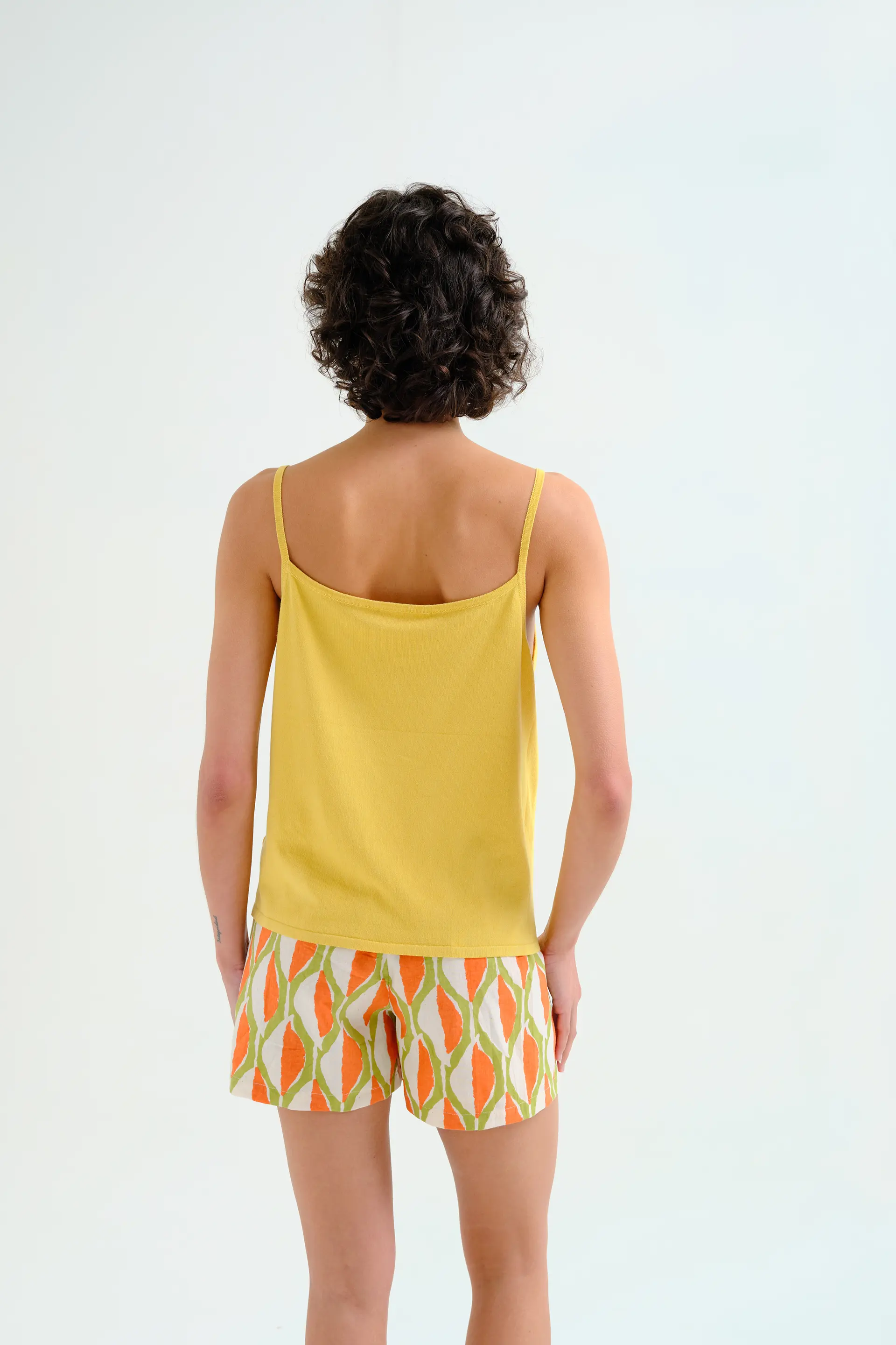 Top básico de tirantes amarillo - Image 3