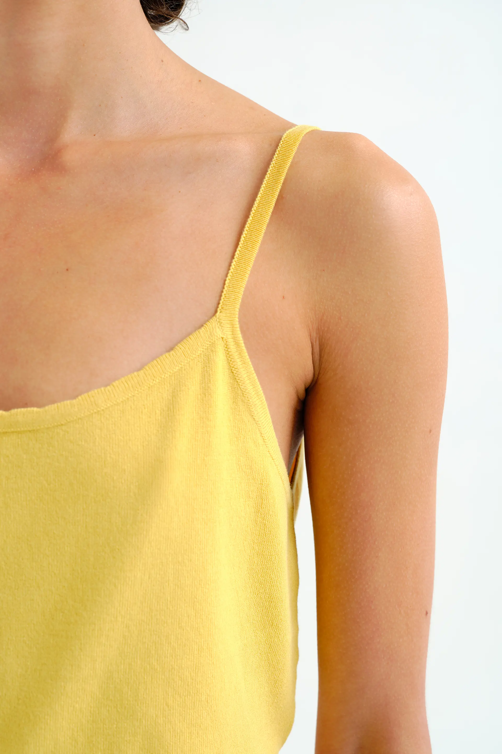 Top básico de tirantes amarillo - Image 4