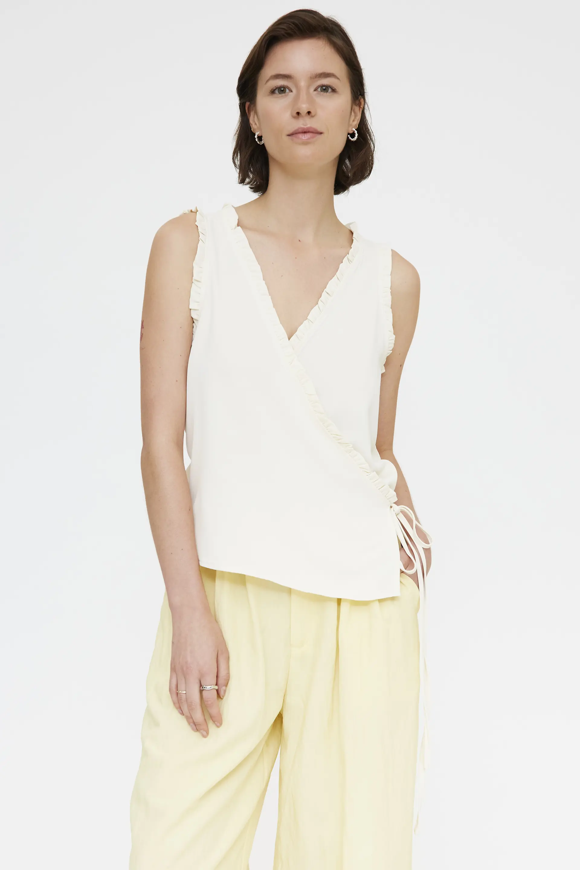 Top blanco roto con escote pico