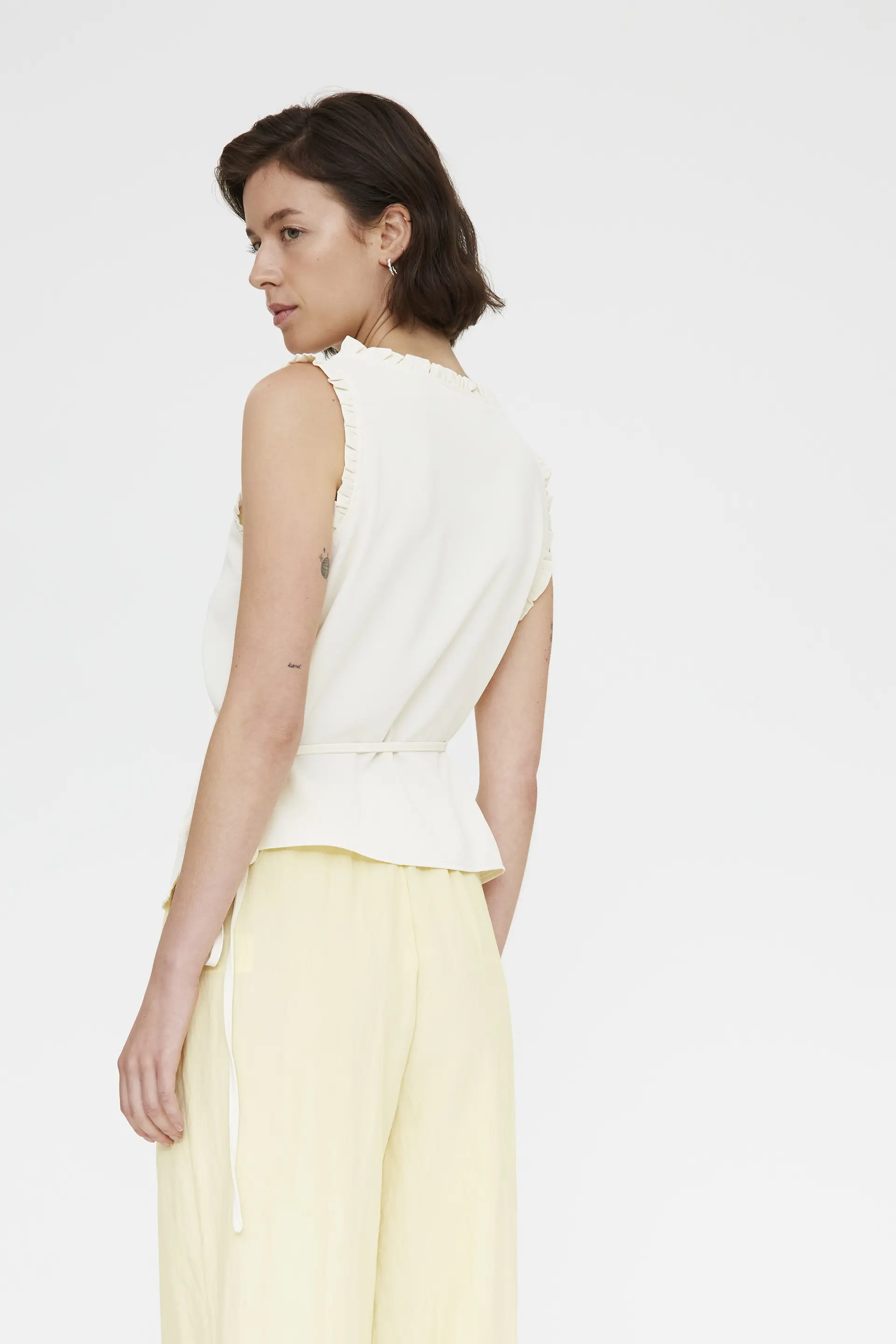Top blanco roto con escote pico - Image 3