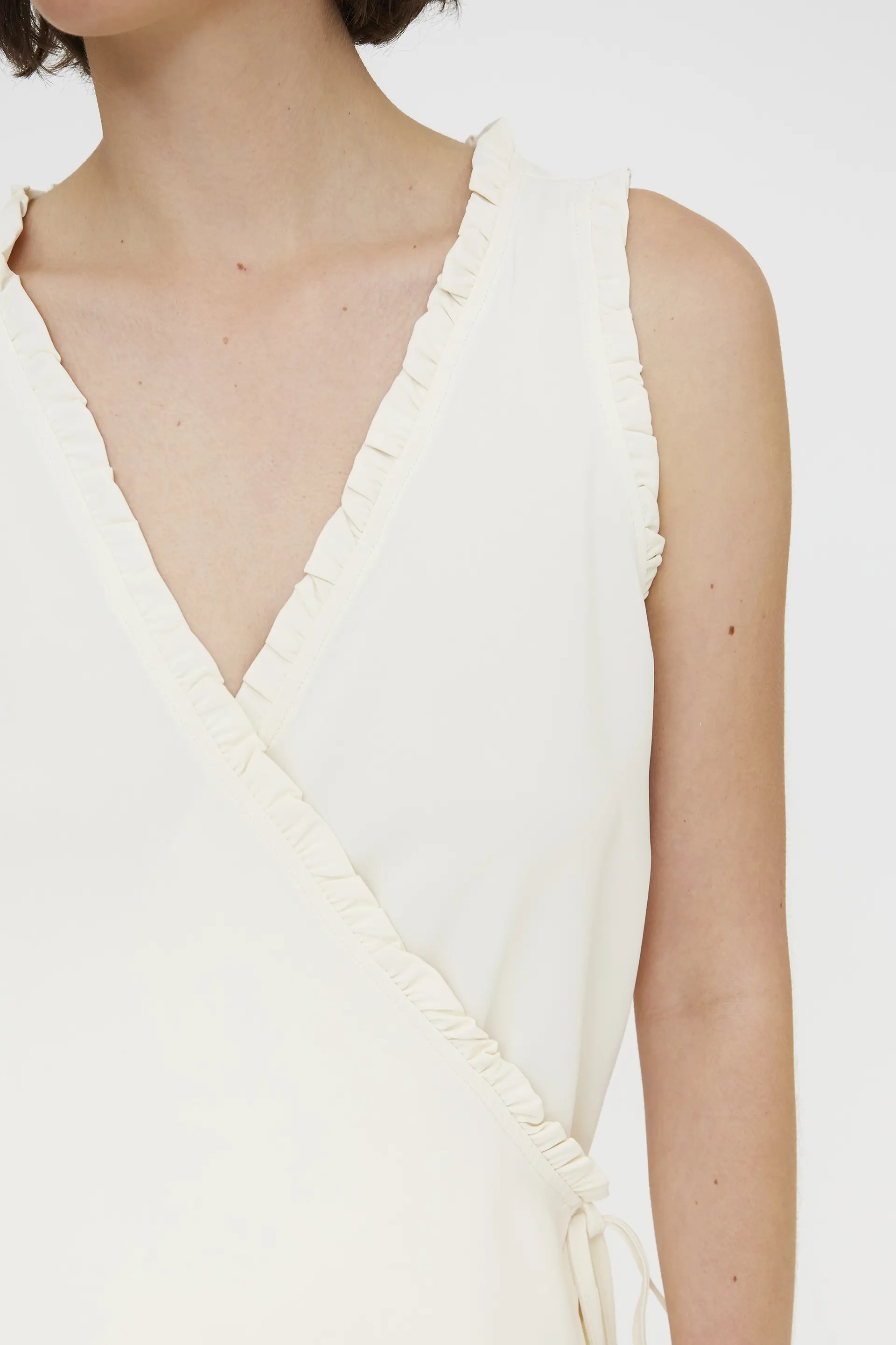 Top blanco roto con escote pico - Image 4