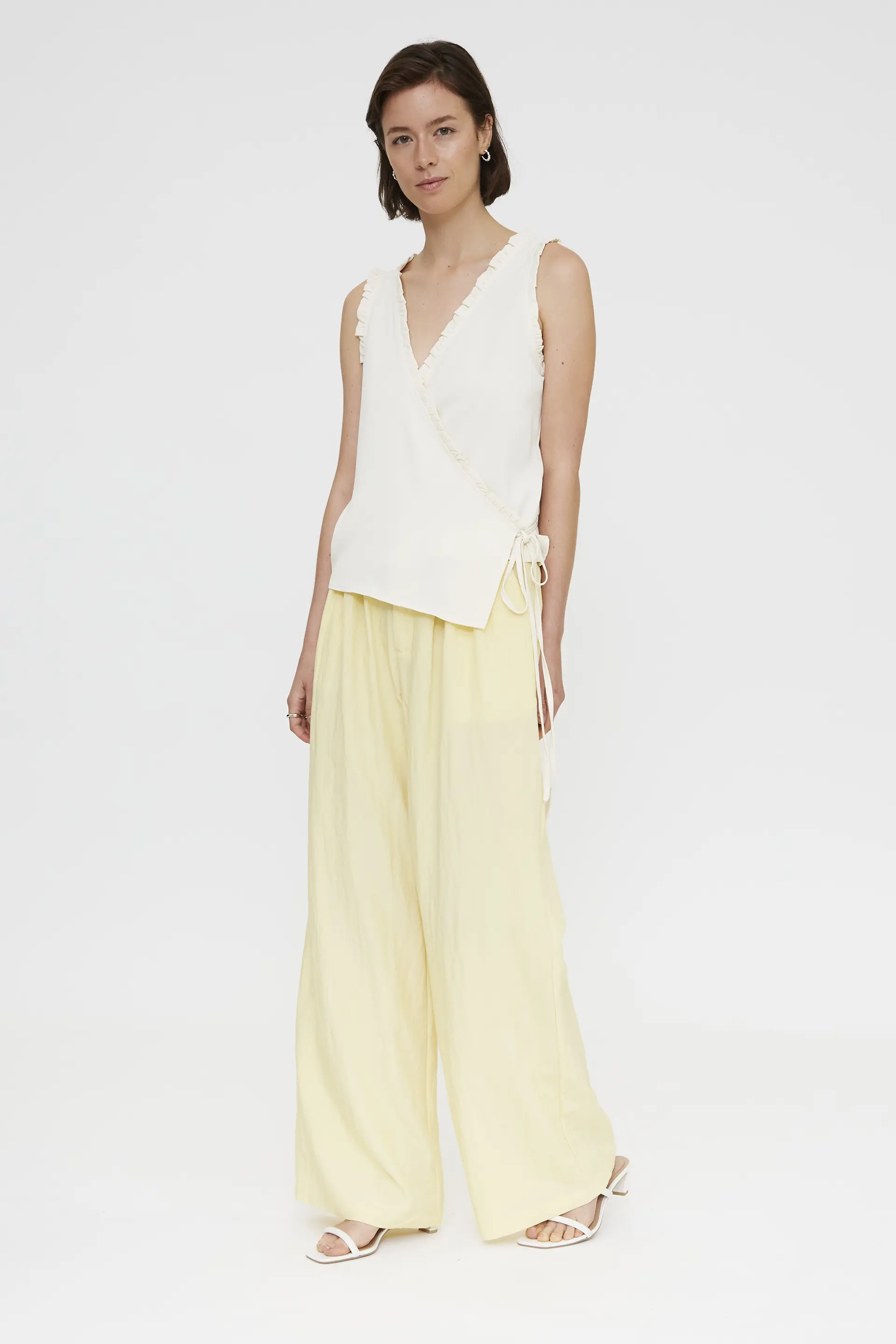 Top blanco roto con escote pico - Image 5
