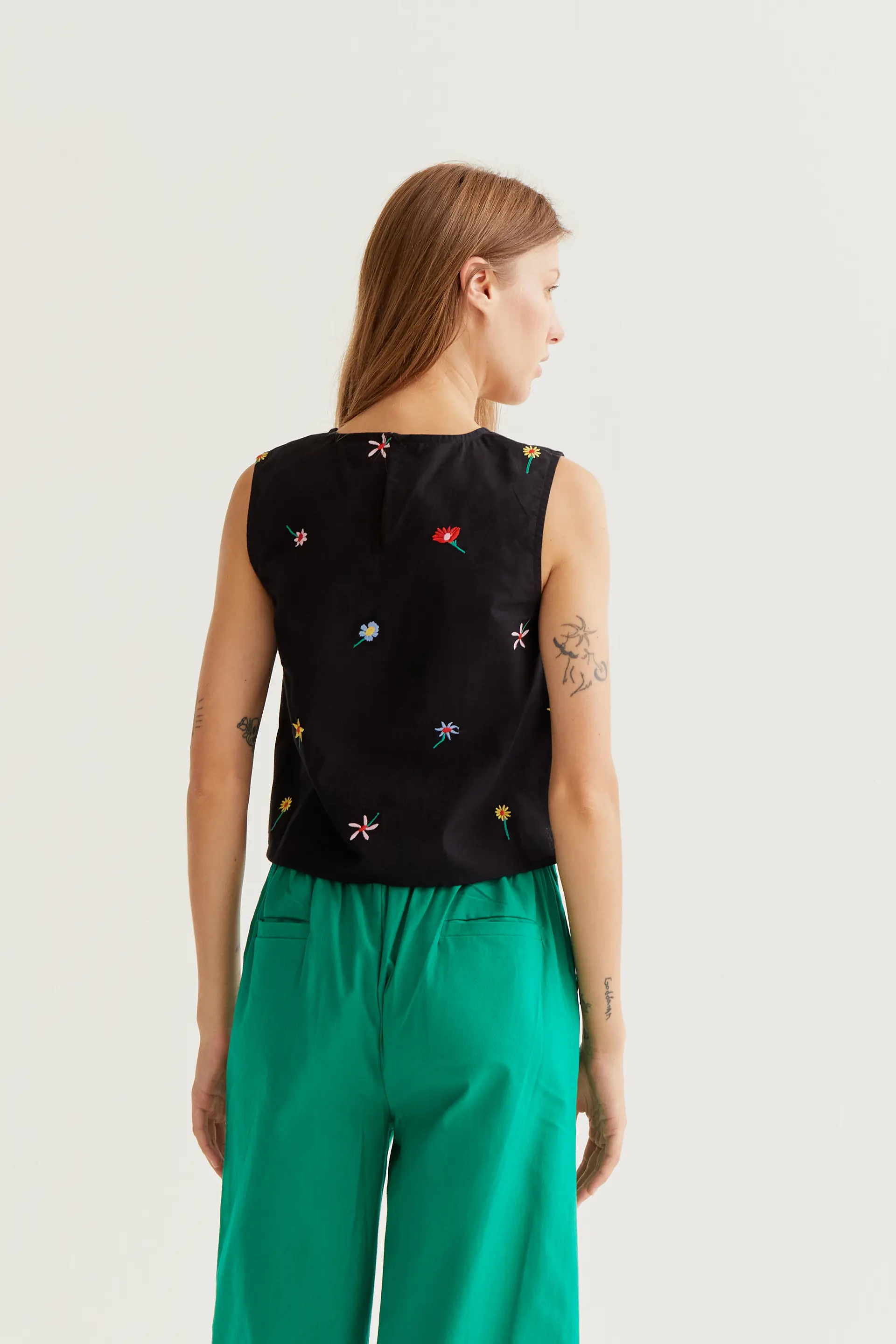 Top de tirantes con estampado Black Gardener Flowers - Image 3