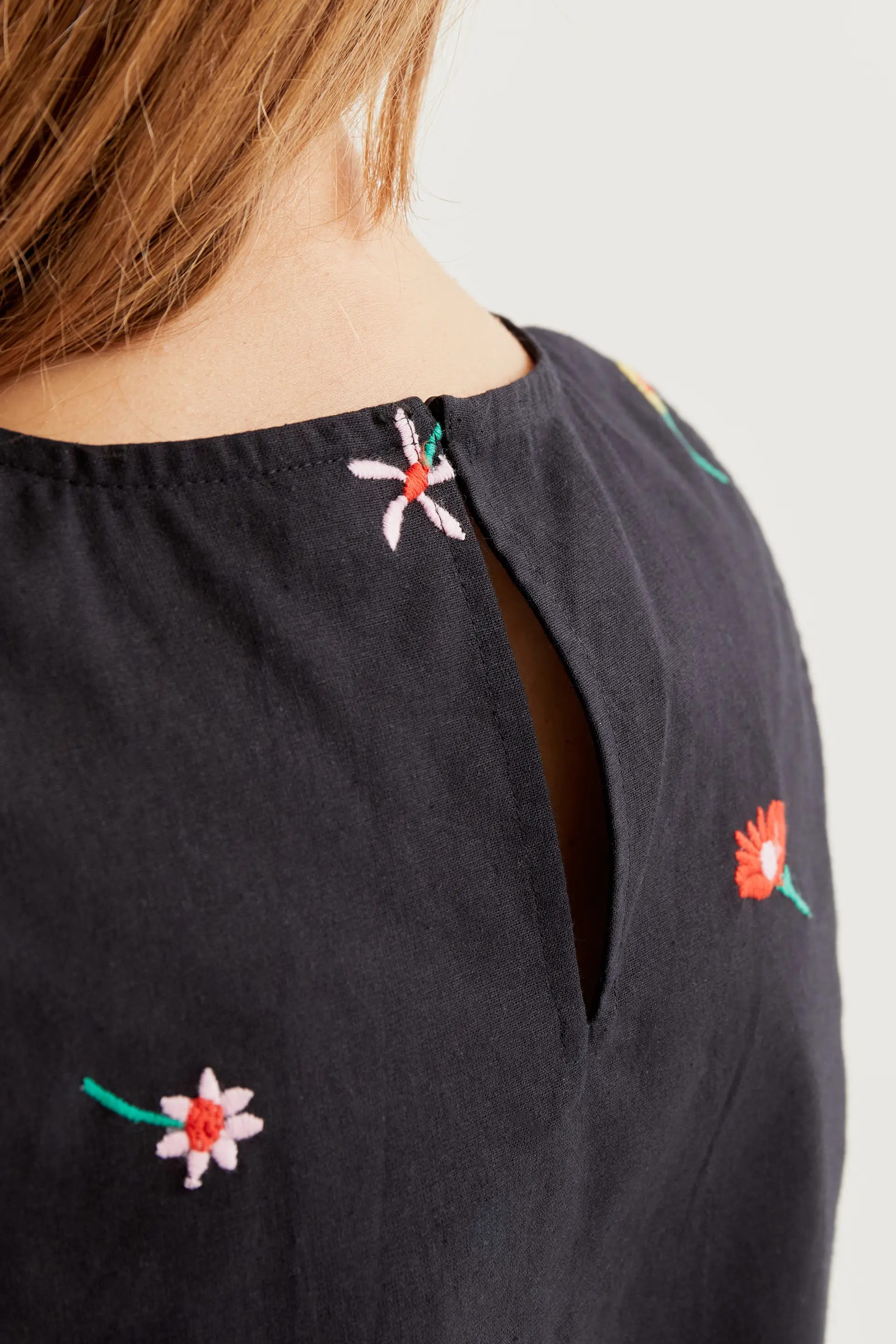 Top de tirantes con estampado Black Gardener Flowers - Image 4