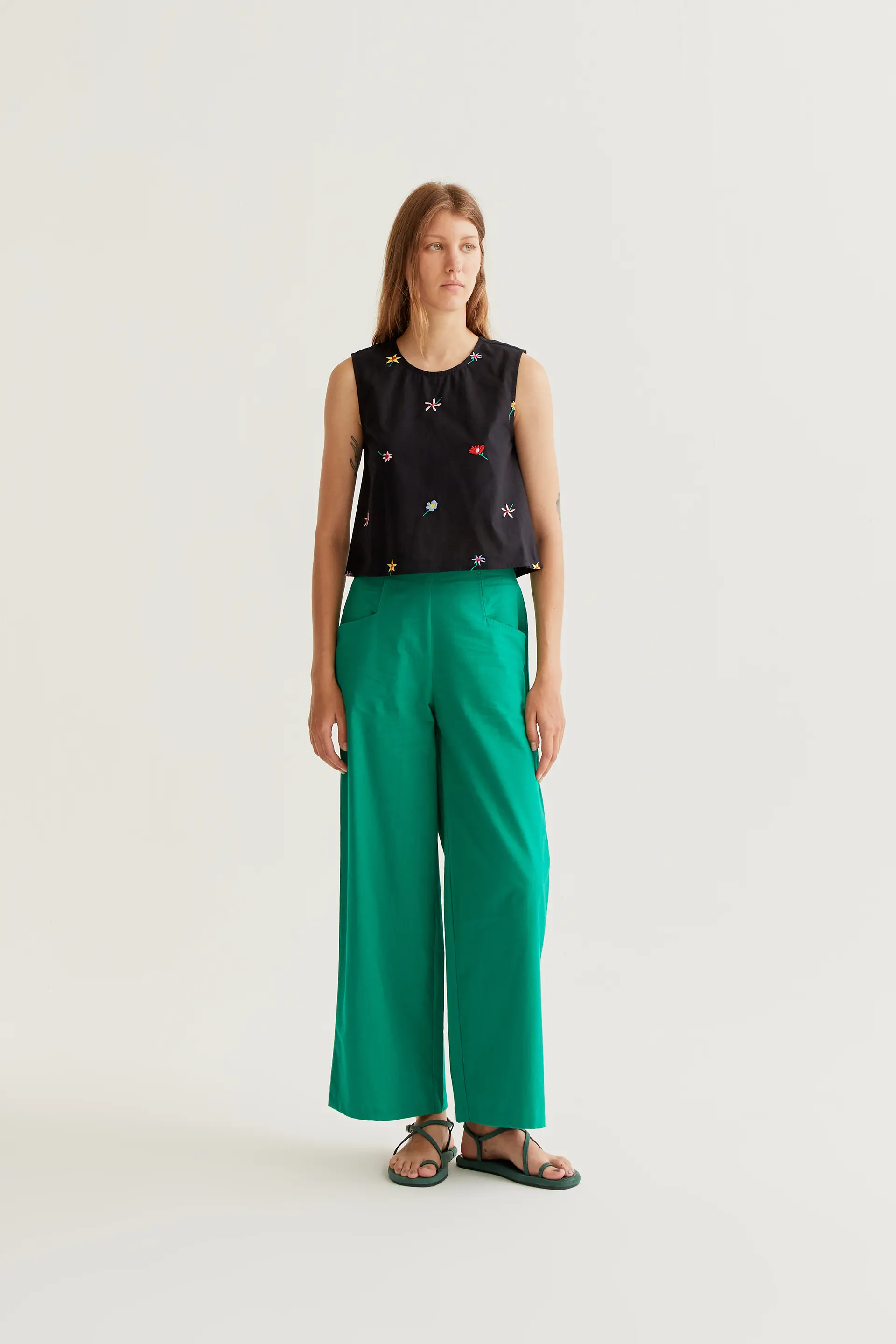 Top de tirantes con estampado Black Gardener Flowers - Image 5