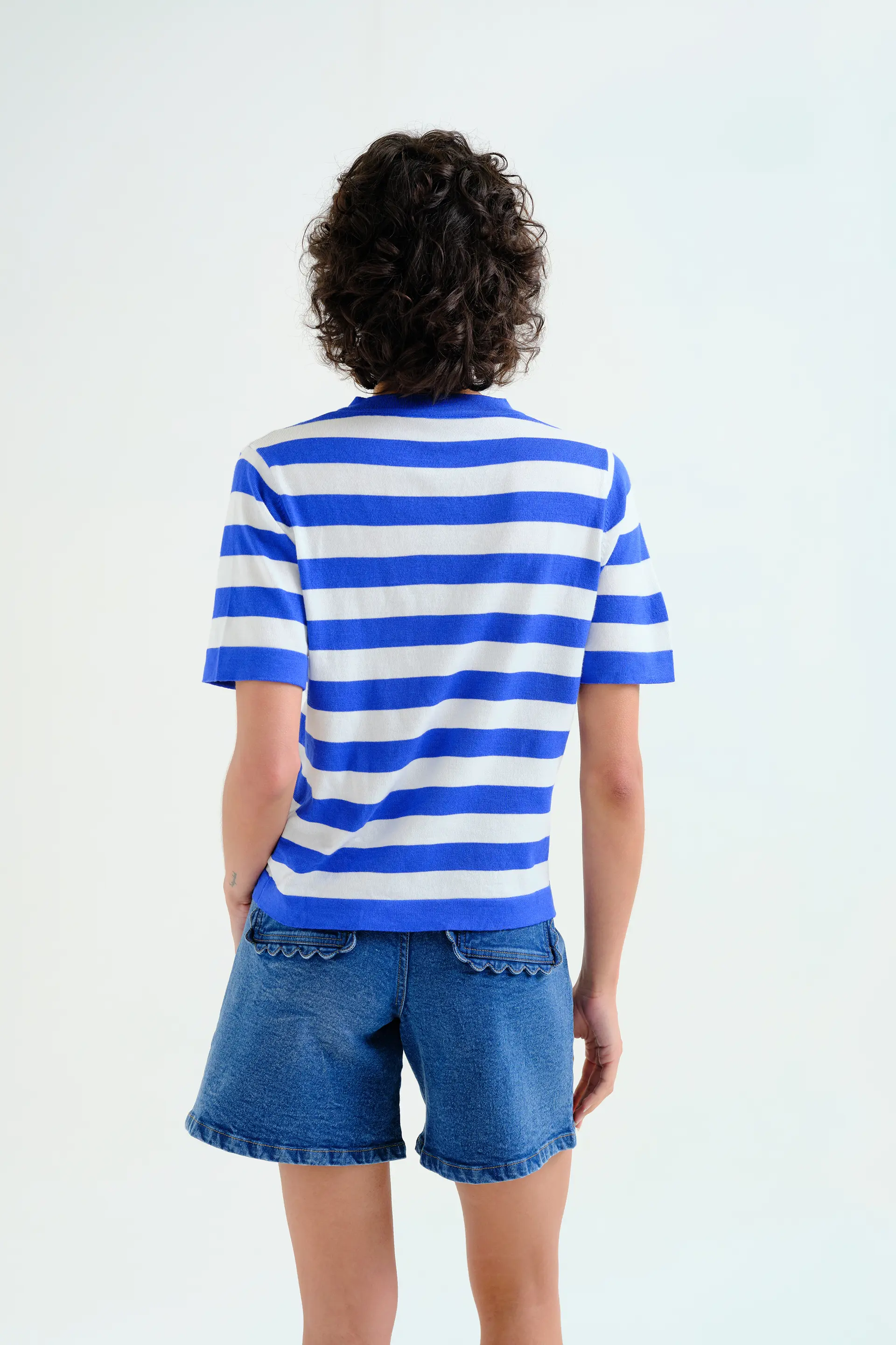 Top con estampado de rayas blanco y azul - Image 3