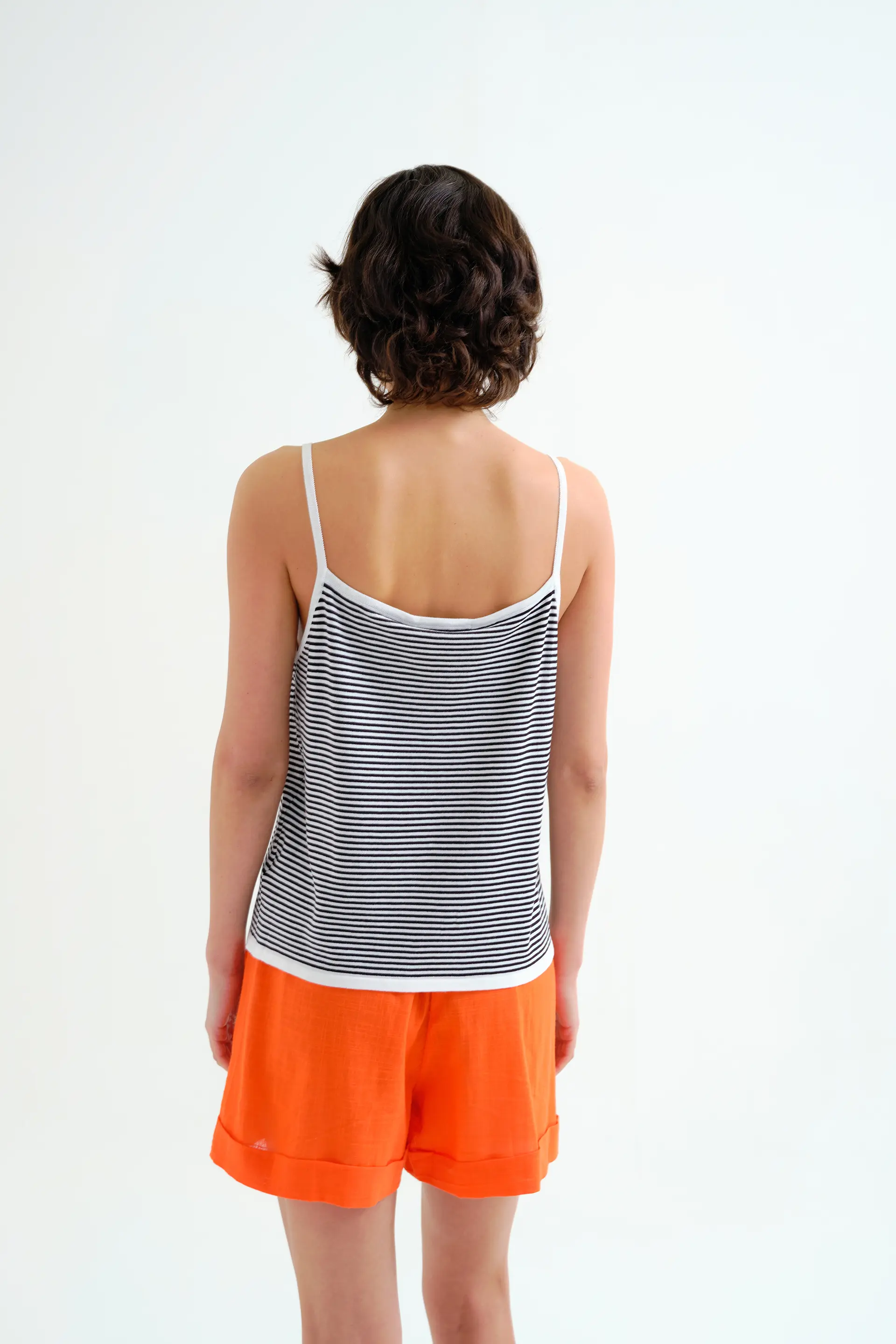 Top con estampado de rayas blanco y negro - Image 3