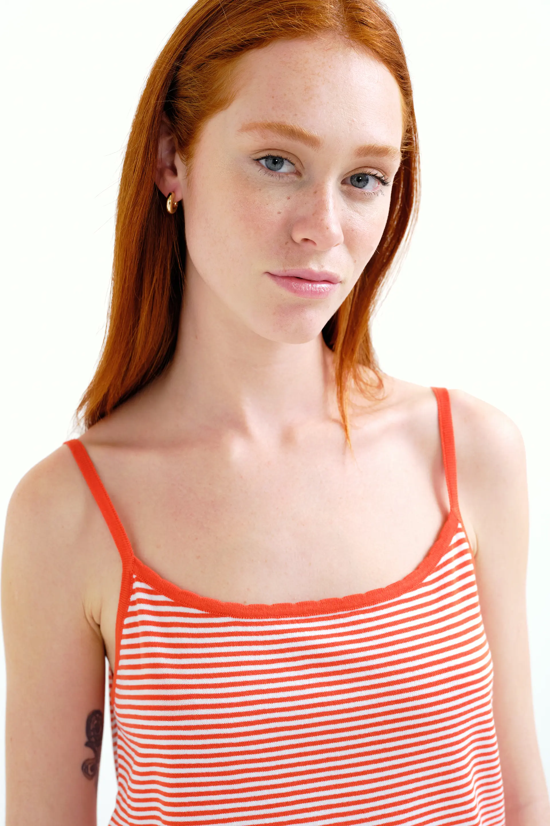 Top con estampado de rayas blanco y rojo - Image 4