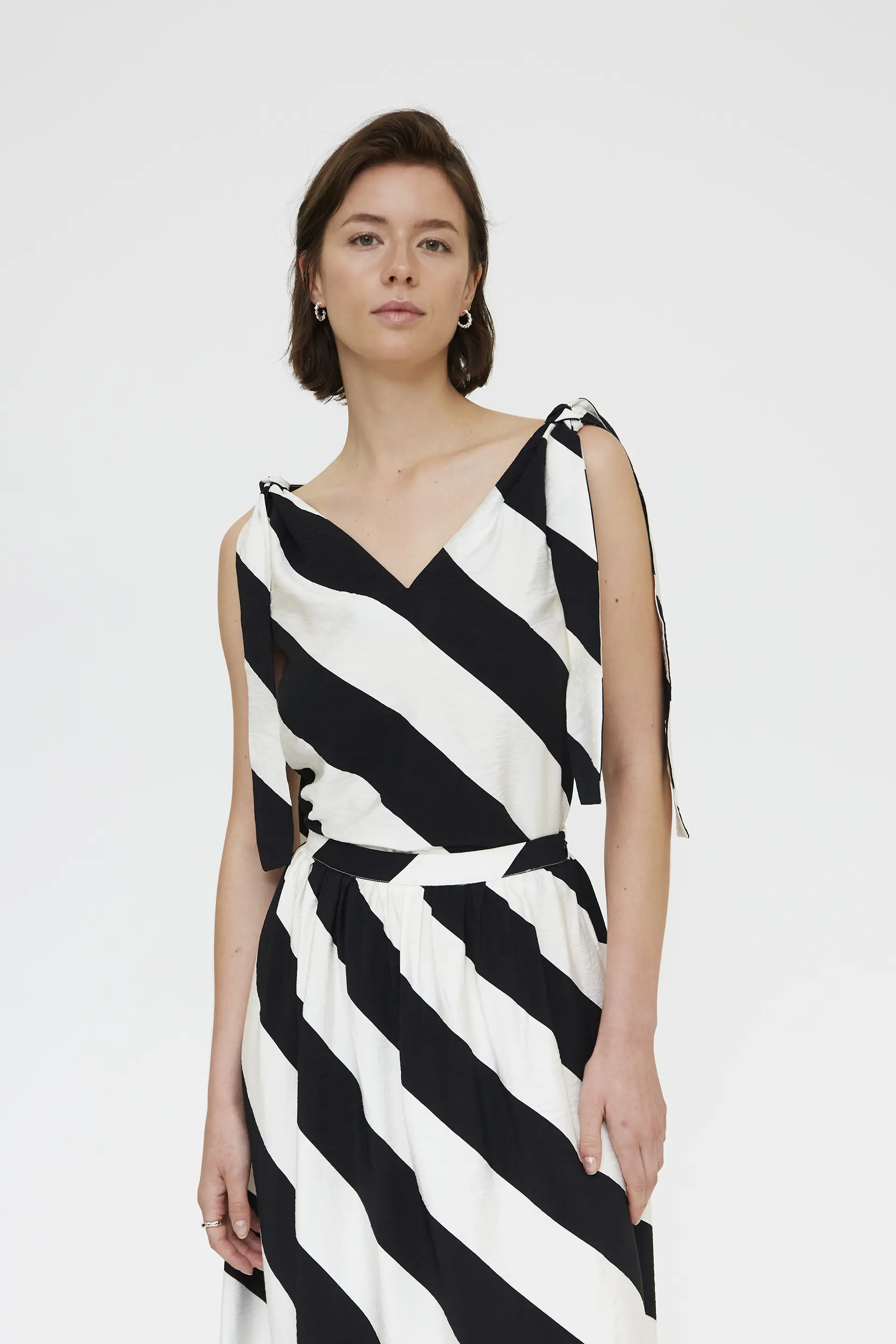 Top con estampado de rayas diagonales negro y blanco