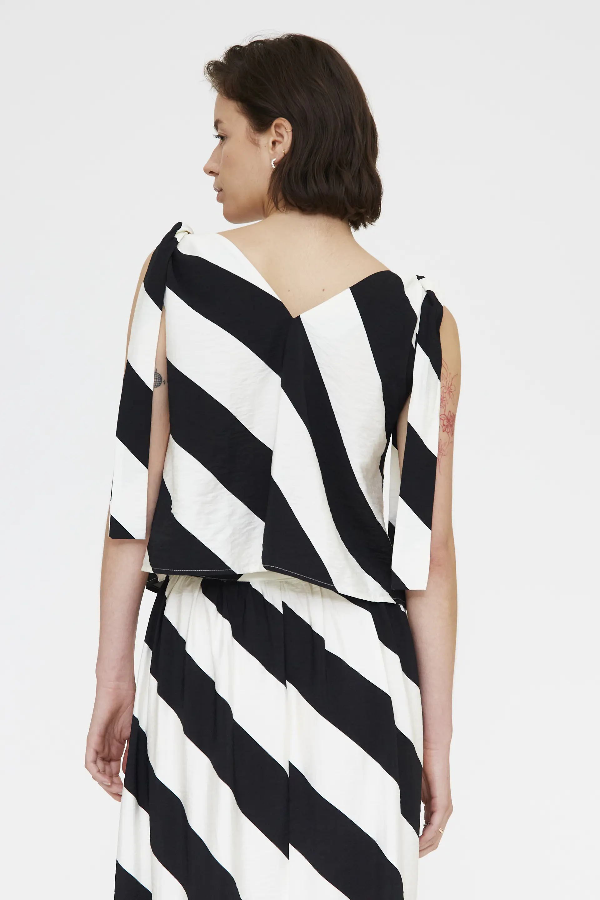Top con estampado de rayas diagonales negro y blanco - Image 3