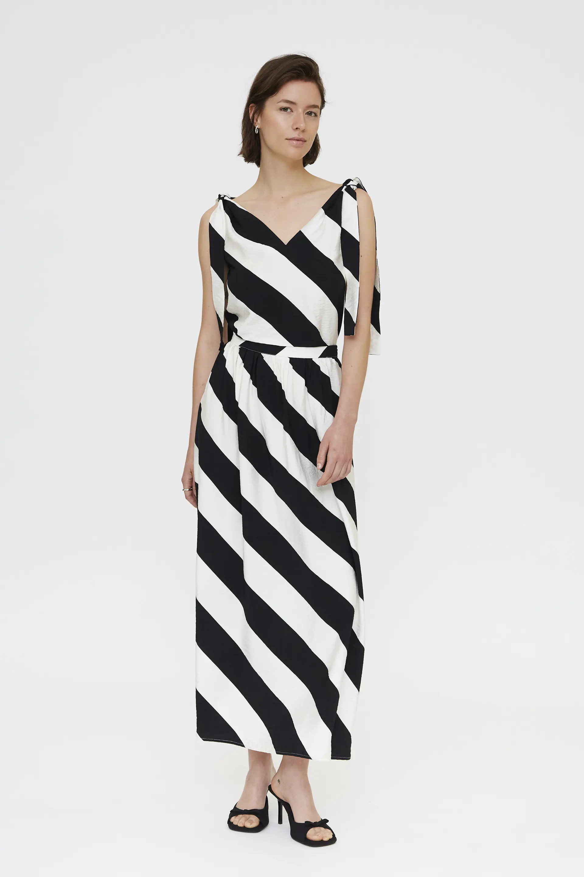 Top con estampado de rayas diagonales negro y blanco - Image 4