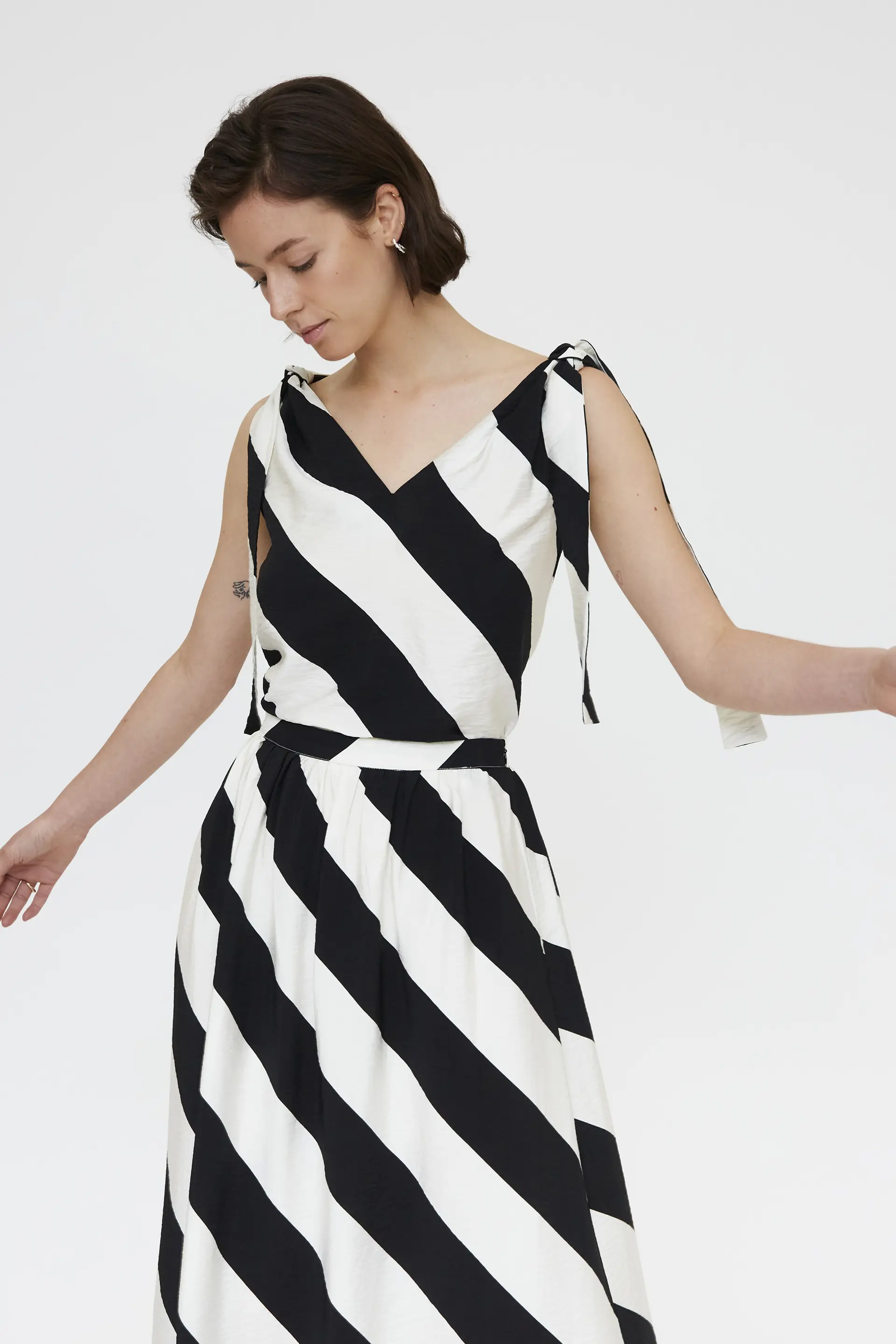 Top con estampado de rayas diagonales negro y blanco - Image 5