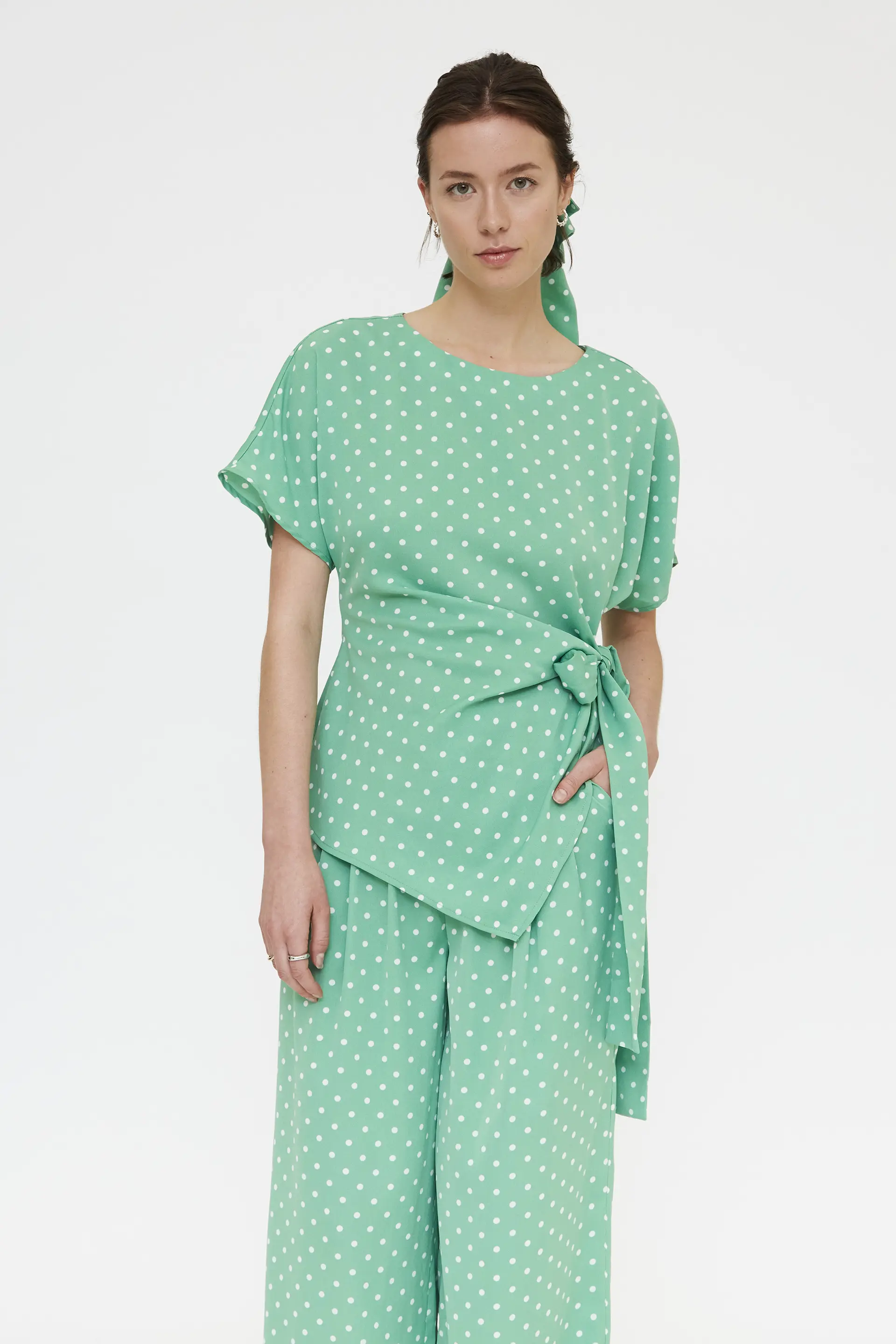 Top con estampado mini dots verde