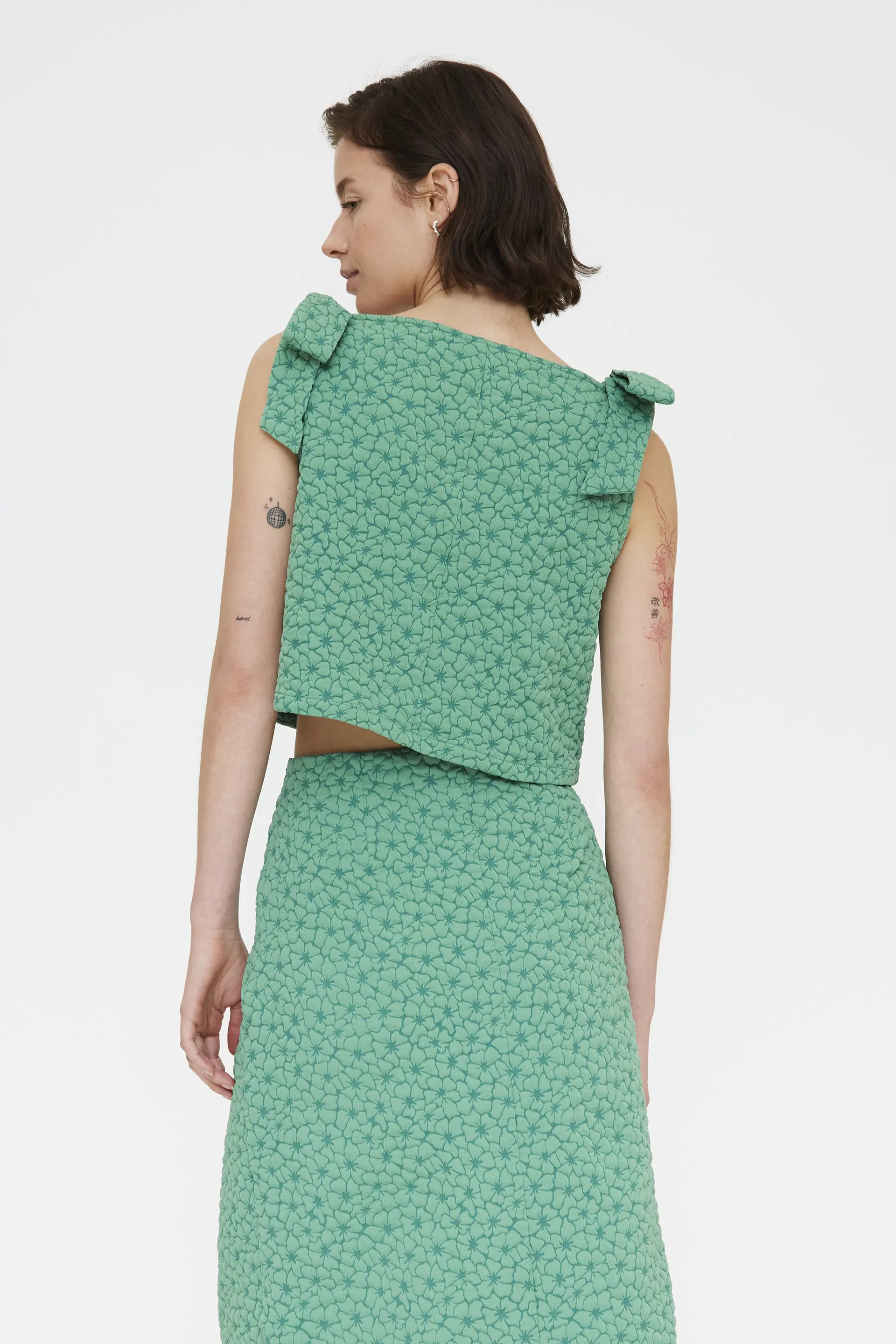 Top con textura floral verde - Image 3