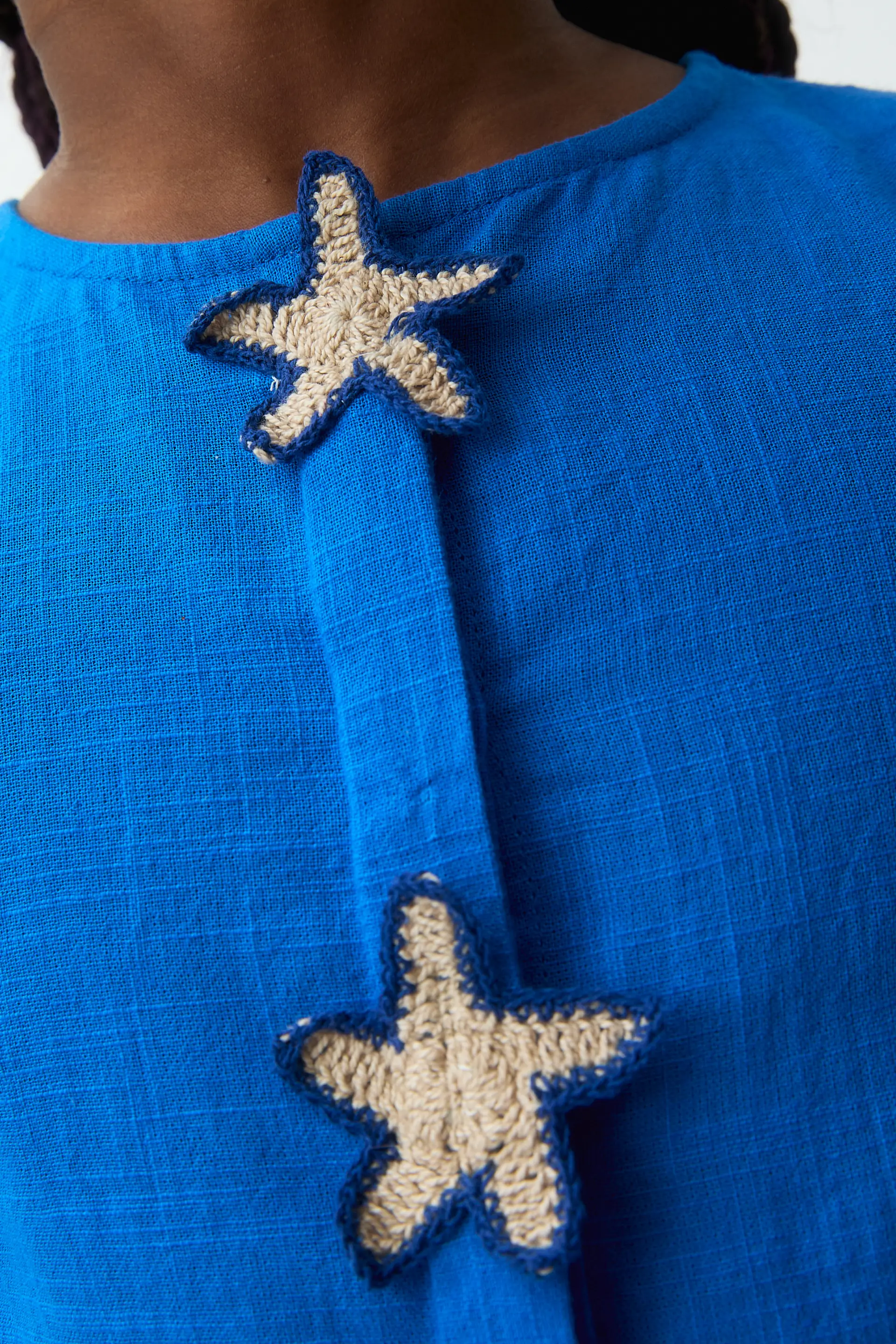 Top de niña 100% algodón azul con parche de estrellas - Image 3