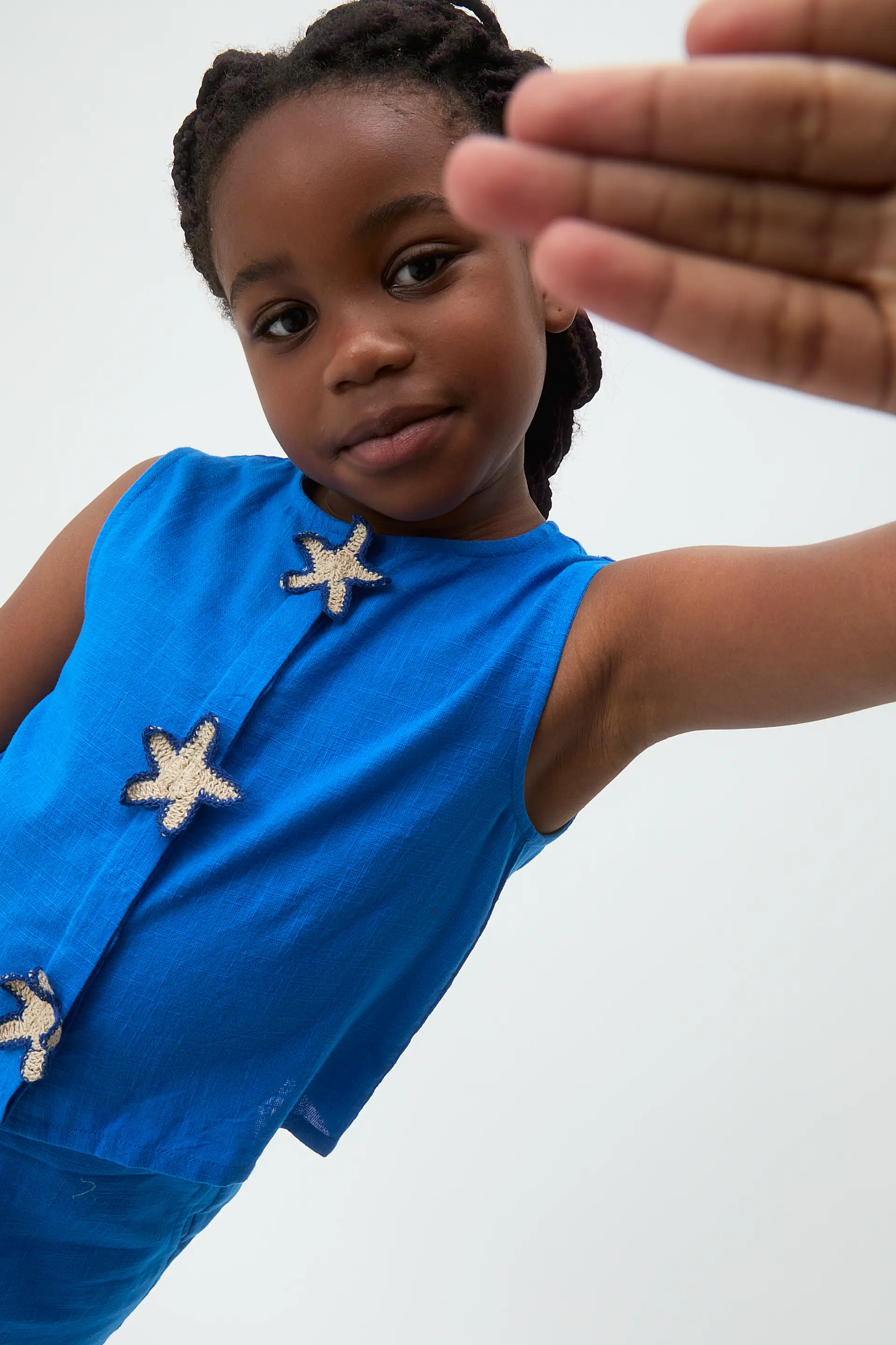 Top de niña 100% algodón azul con parche de estrellas - Image 4