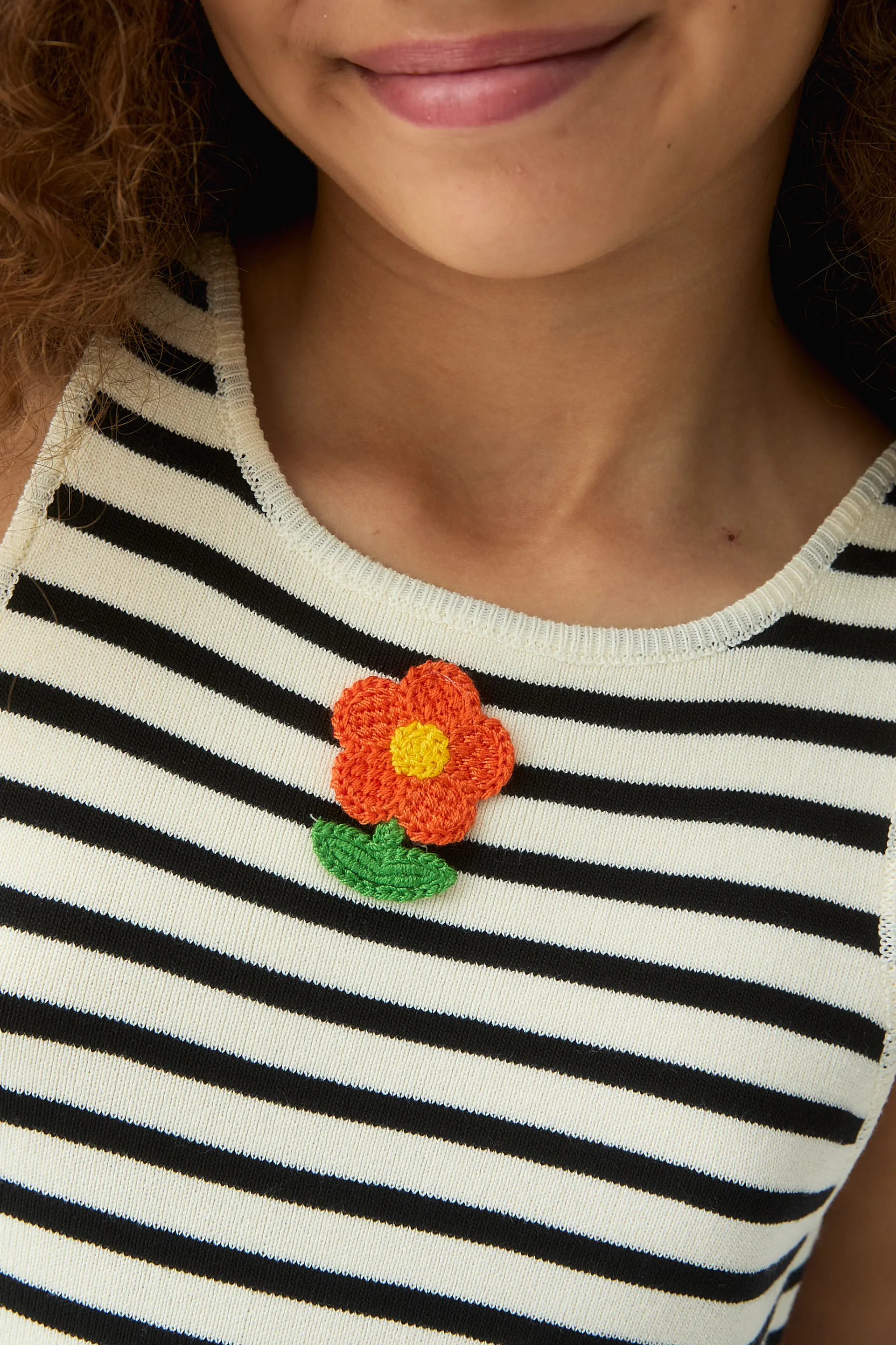 Top de niña con bordado de flor - Image 3