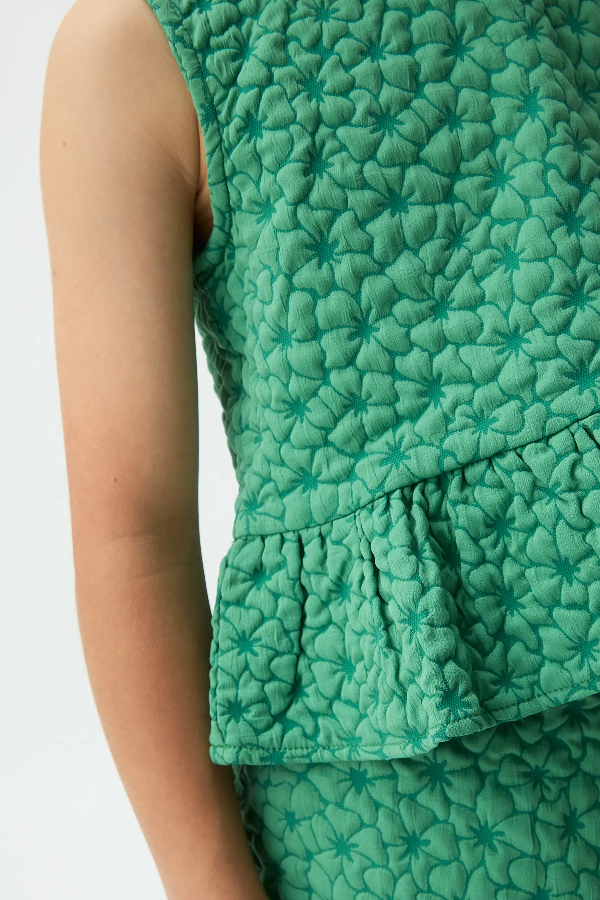 Top de niña con estampado floral verde - Image 3