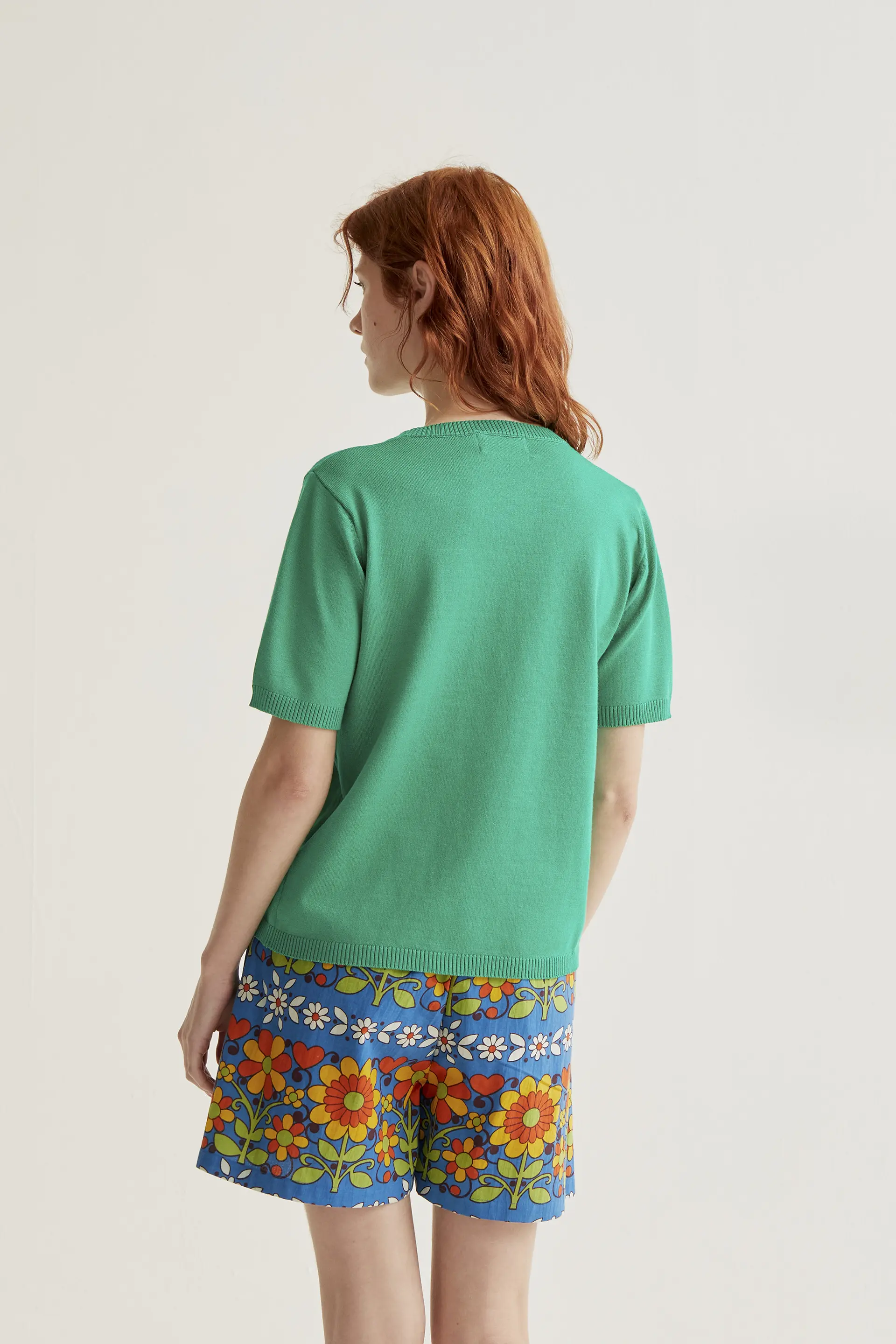 Top de punto verde con bordado de naranja - Image 3
