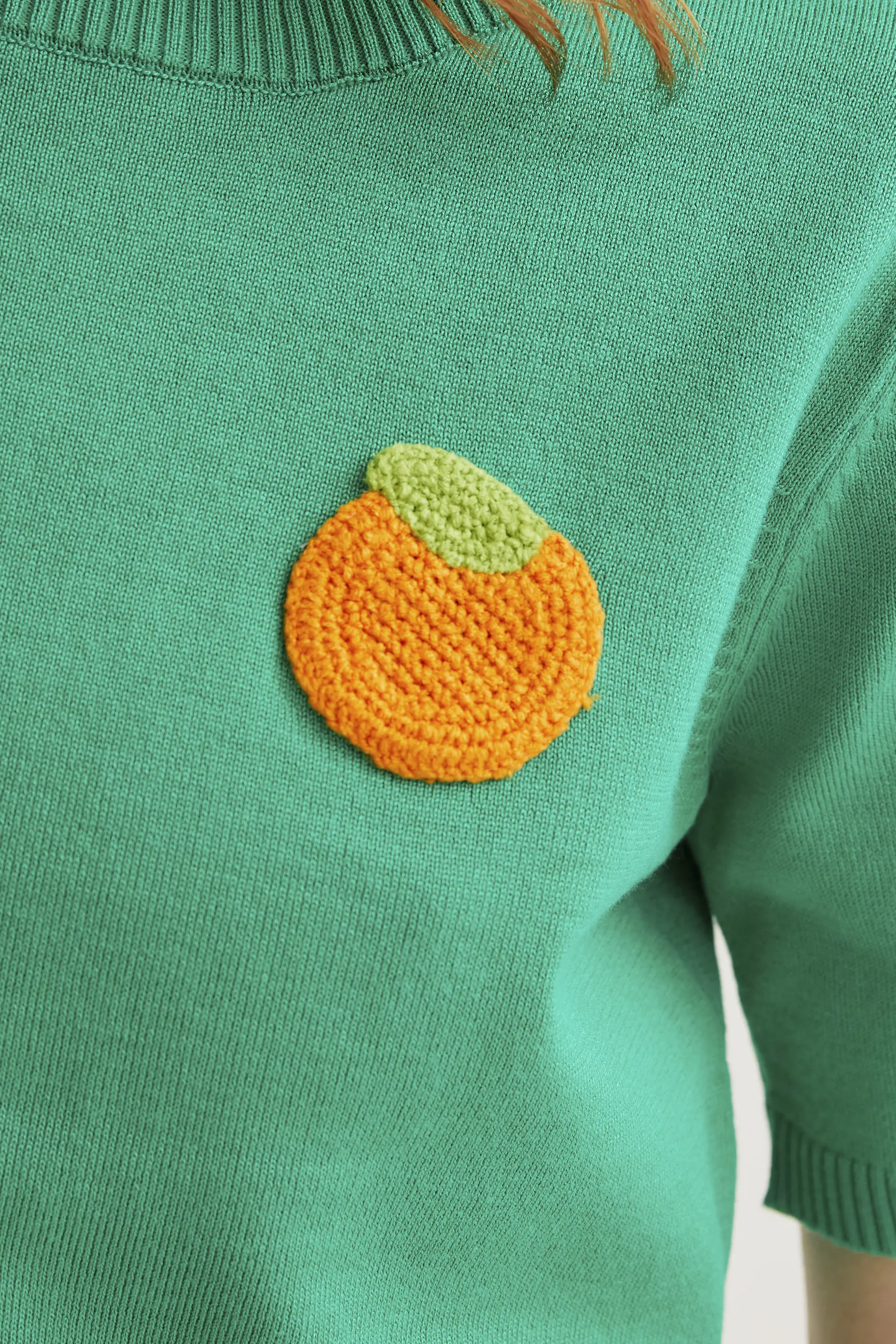 Top de punto verde con bordado de naranja - Image 4