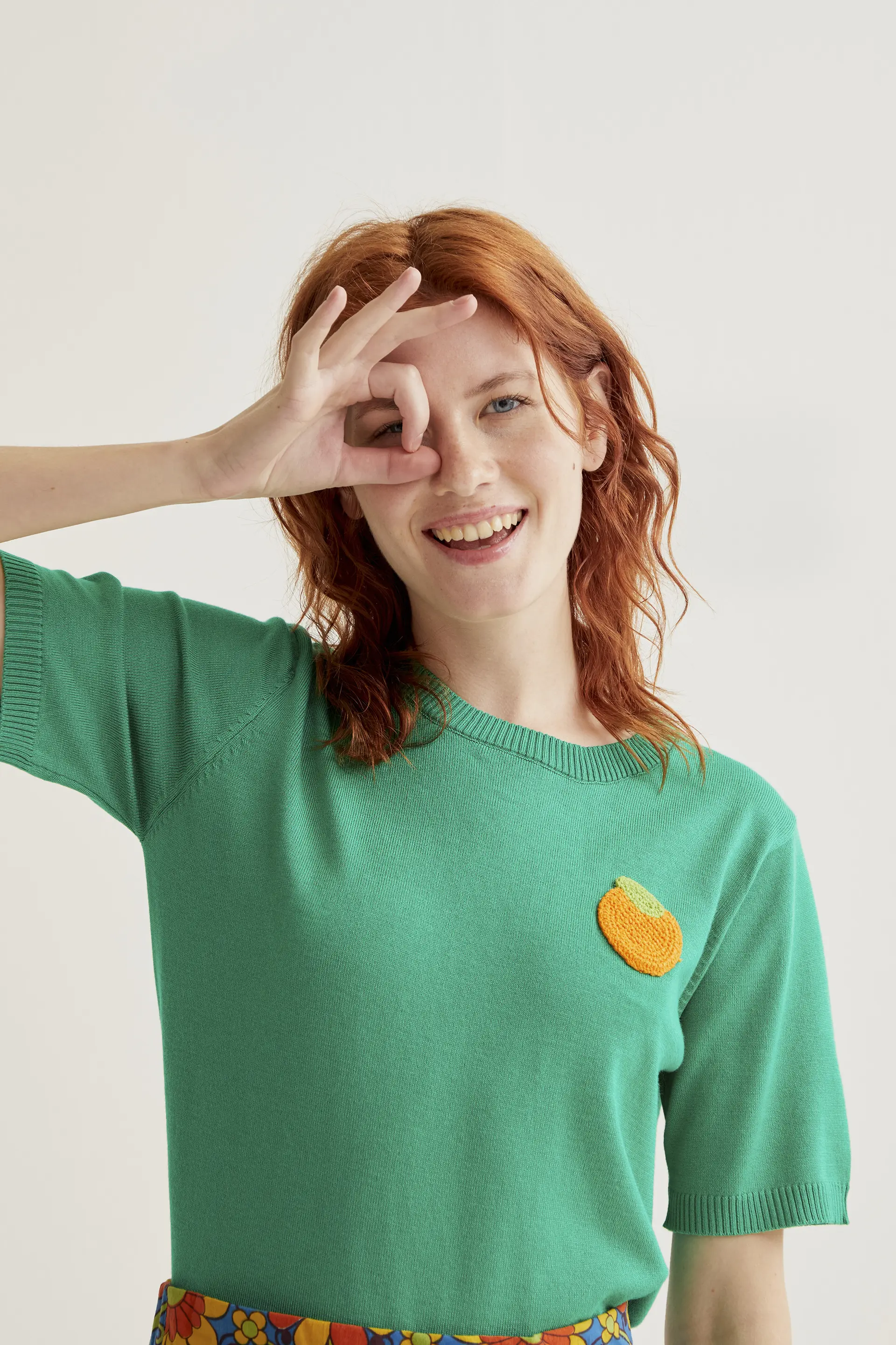 Top de punto verde con bordado de naranja - Image 6