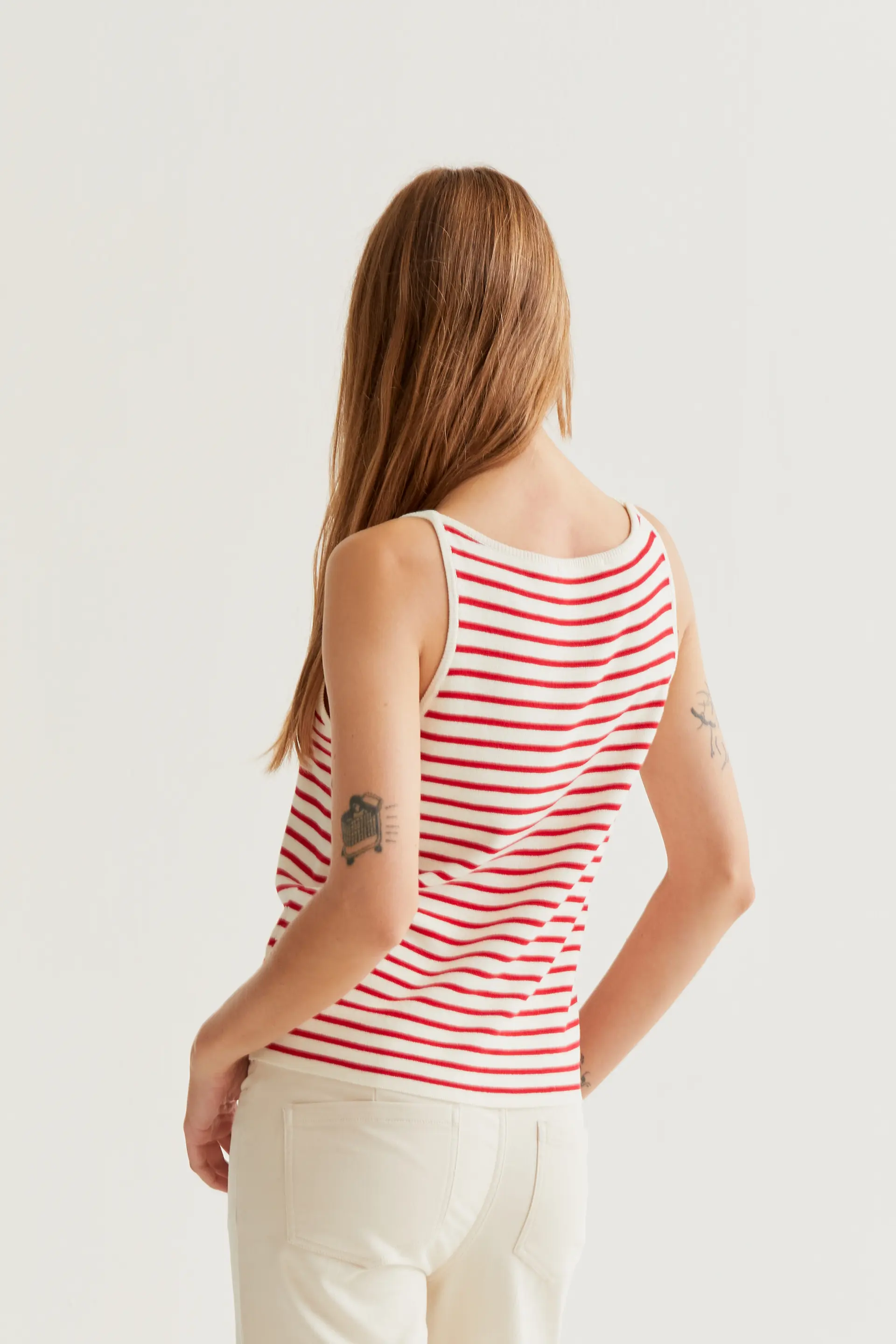 Top de rayas blanco y rojo con bordado de fresa - Image 3