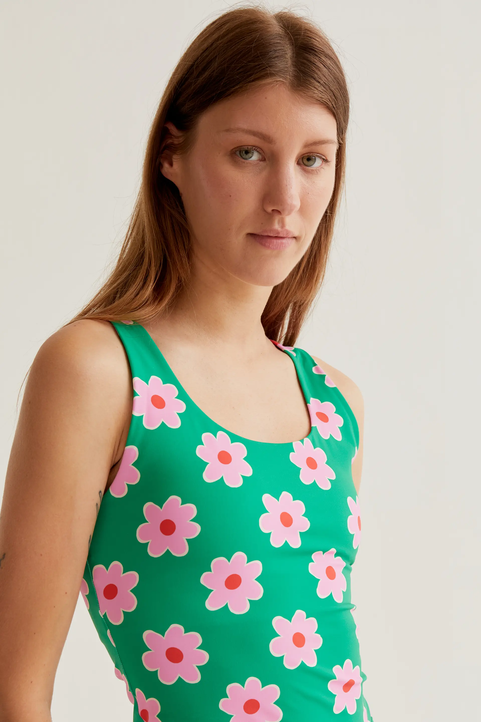 Top deportivo con estampado Pink Flowers - Image 6