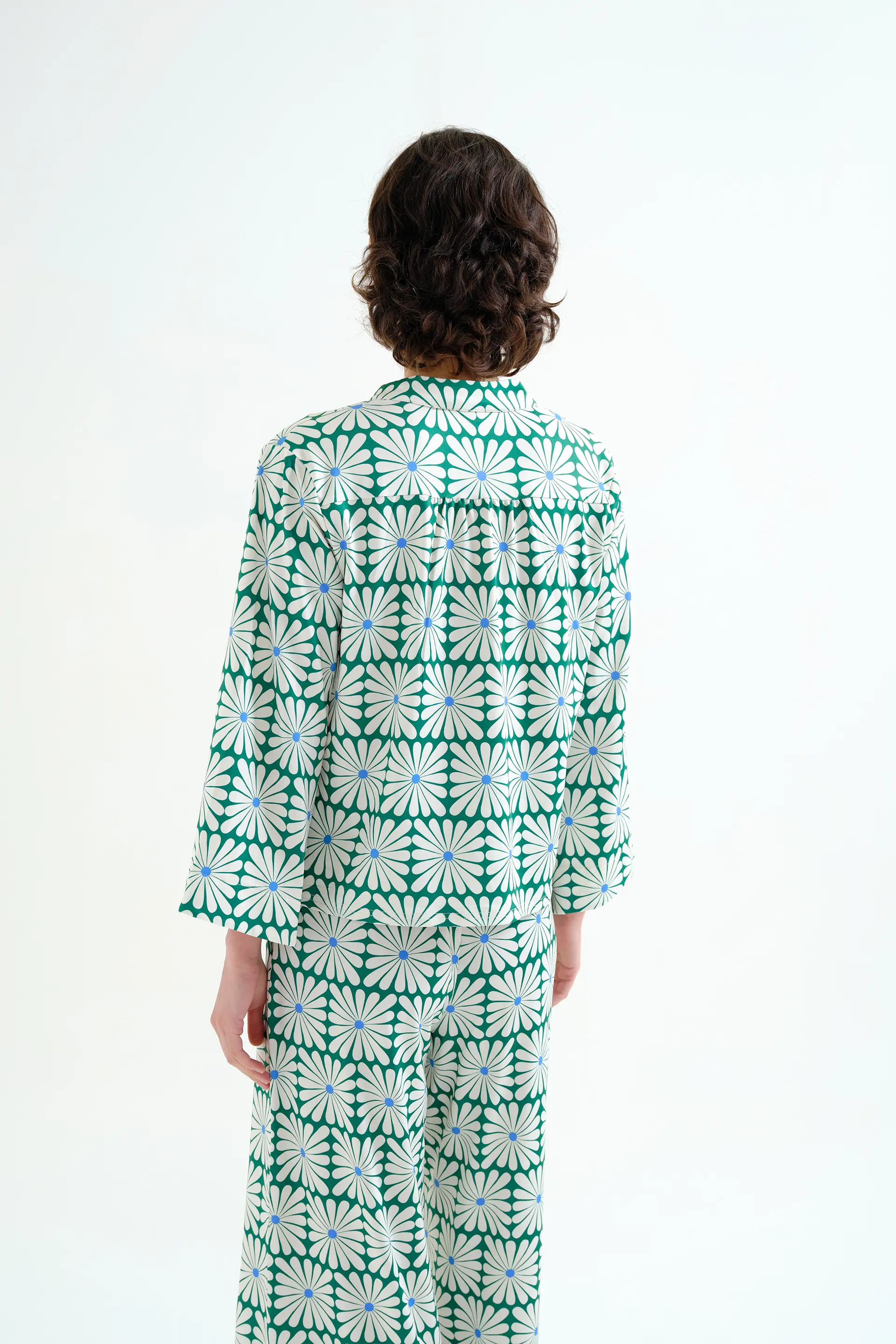 Top playero con estampado Olive Flower Green manga larga - Image 3