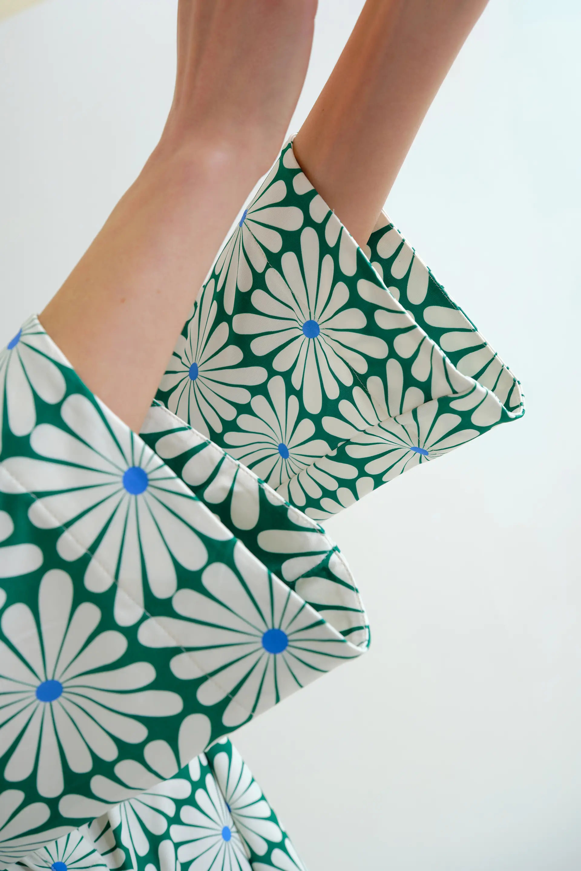 Top playero con estampado Olive Flower Green manga larga - Image 4