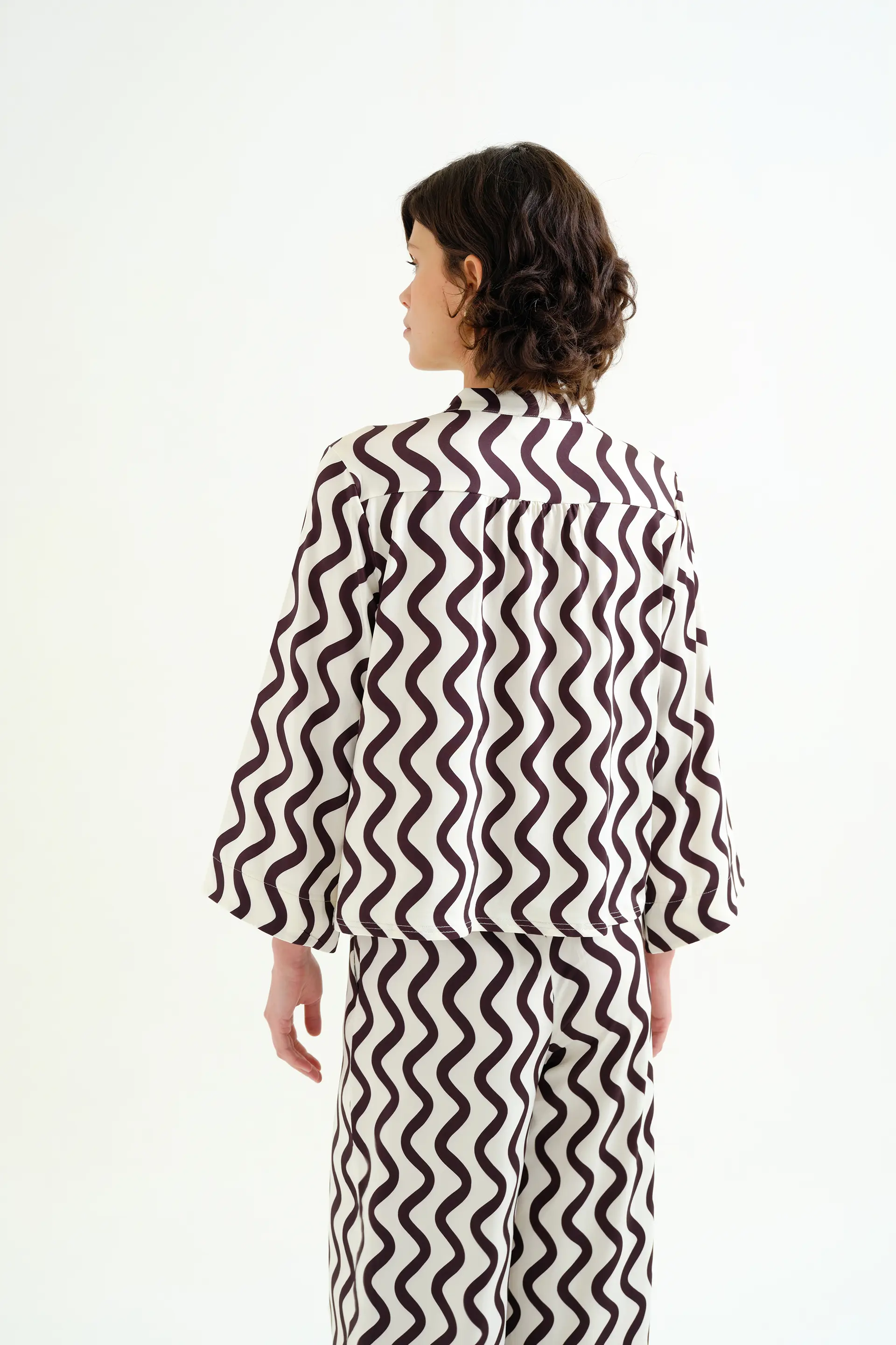 Top playero con estampado Wave Black & White - Image 3