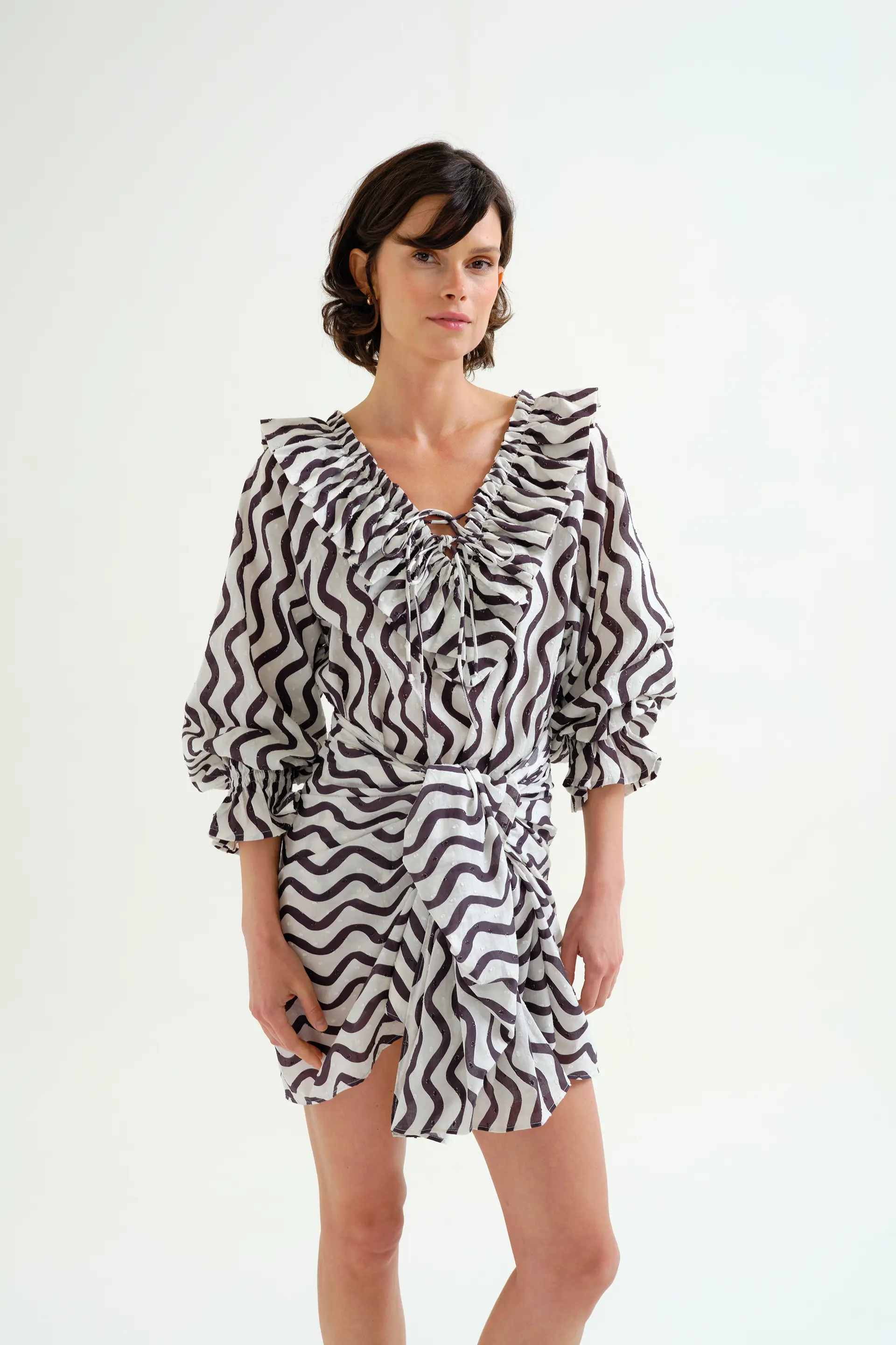 Top playero con estampado Wave Black & White con volantes