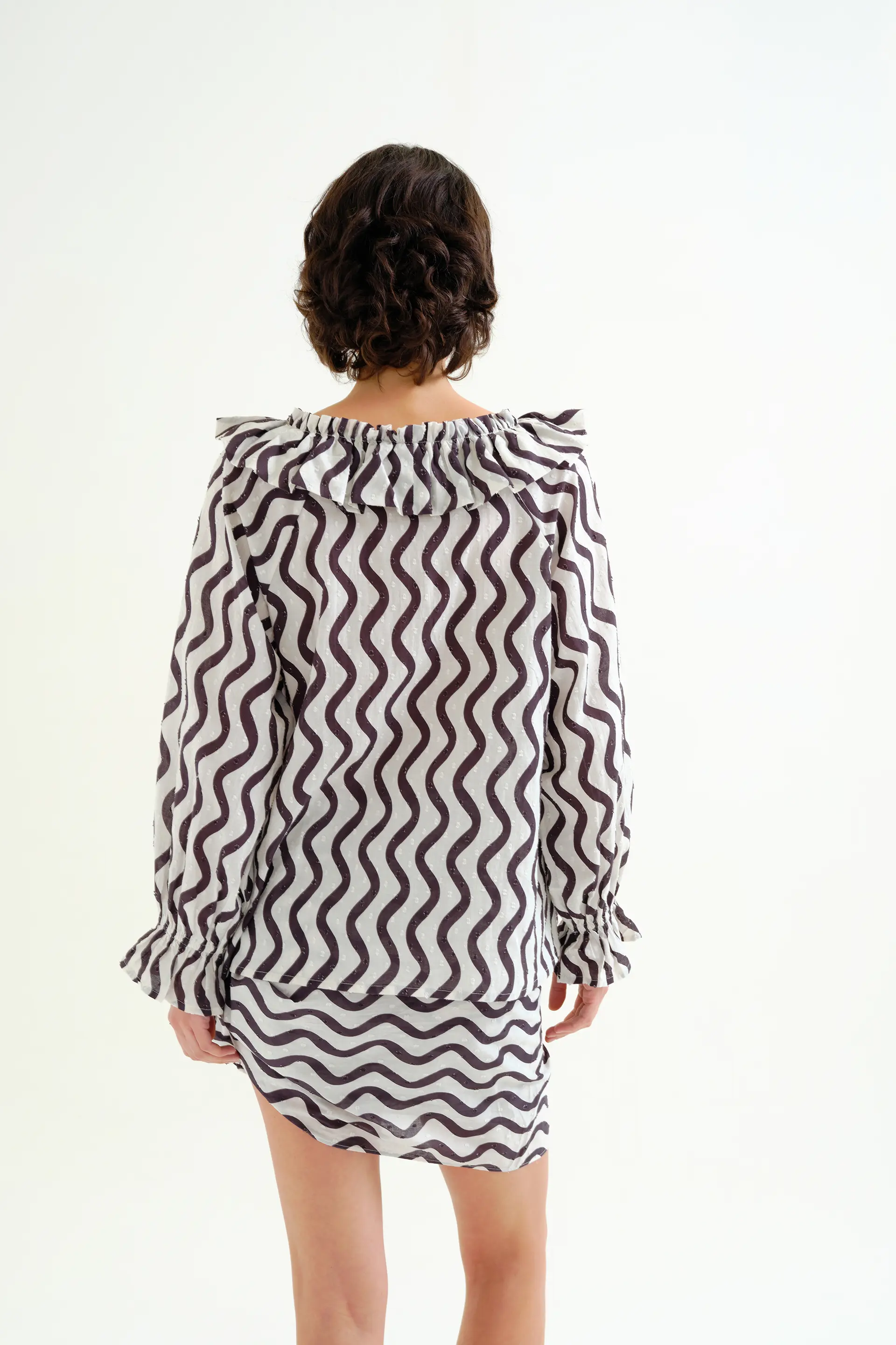 Top playero con estampado Wave Black & White con volantes - Image 3