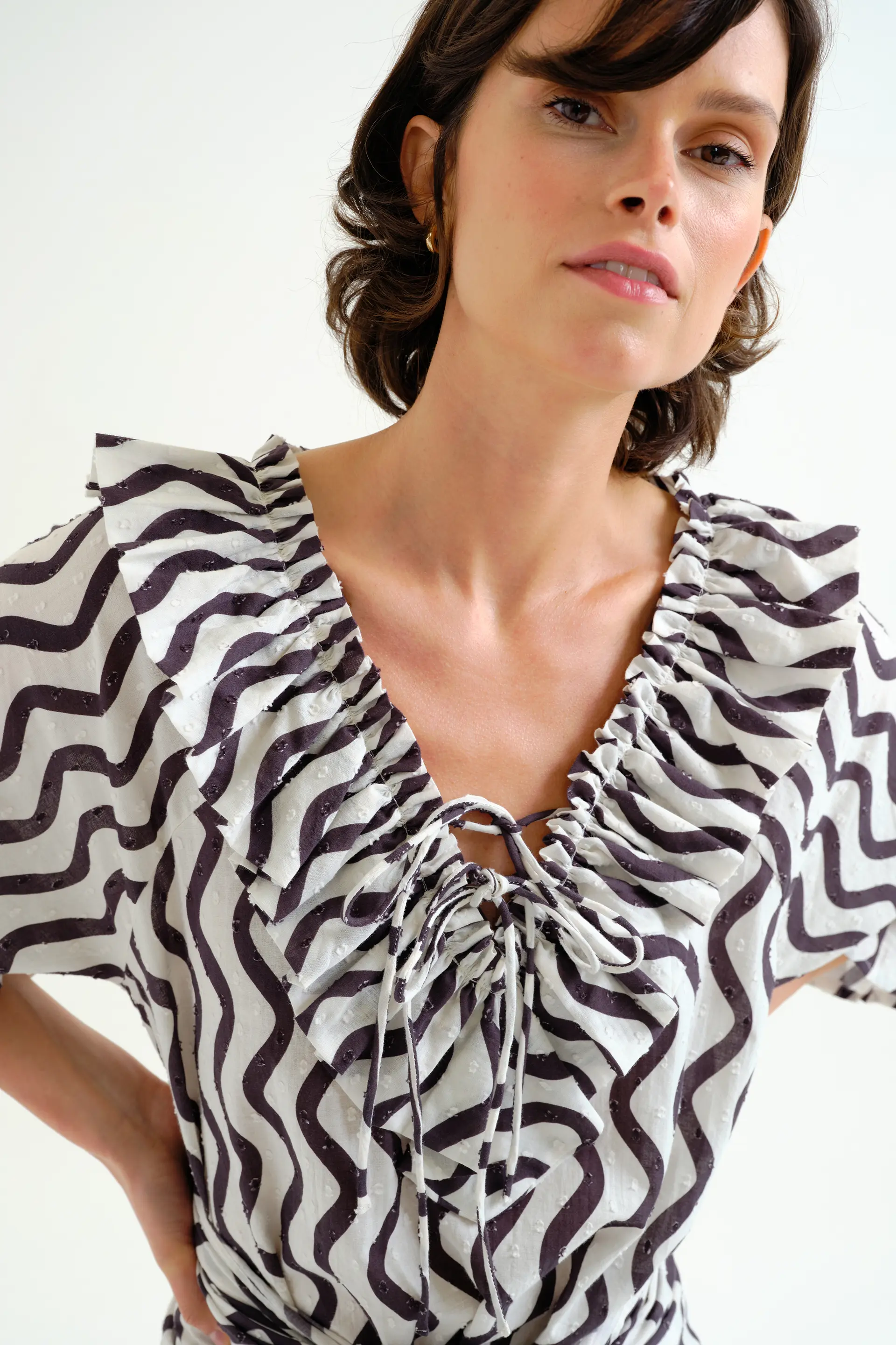 Top playero con estampado Wave Black & White con volantes - Image 4
