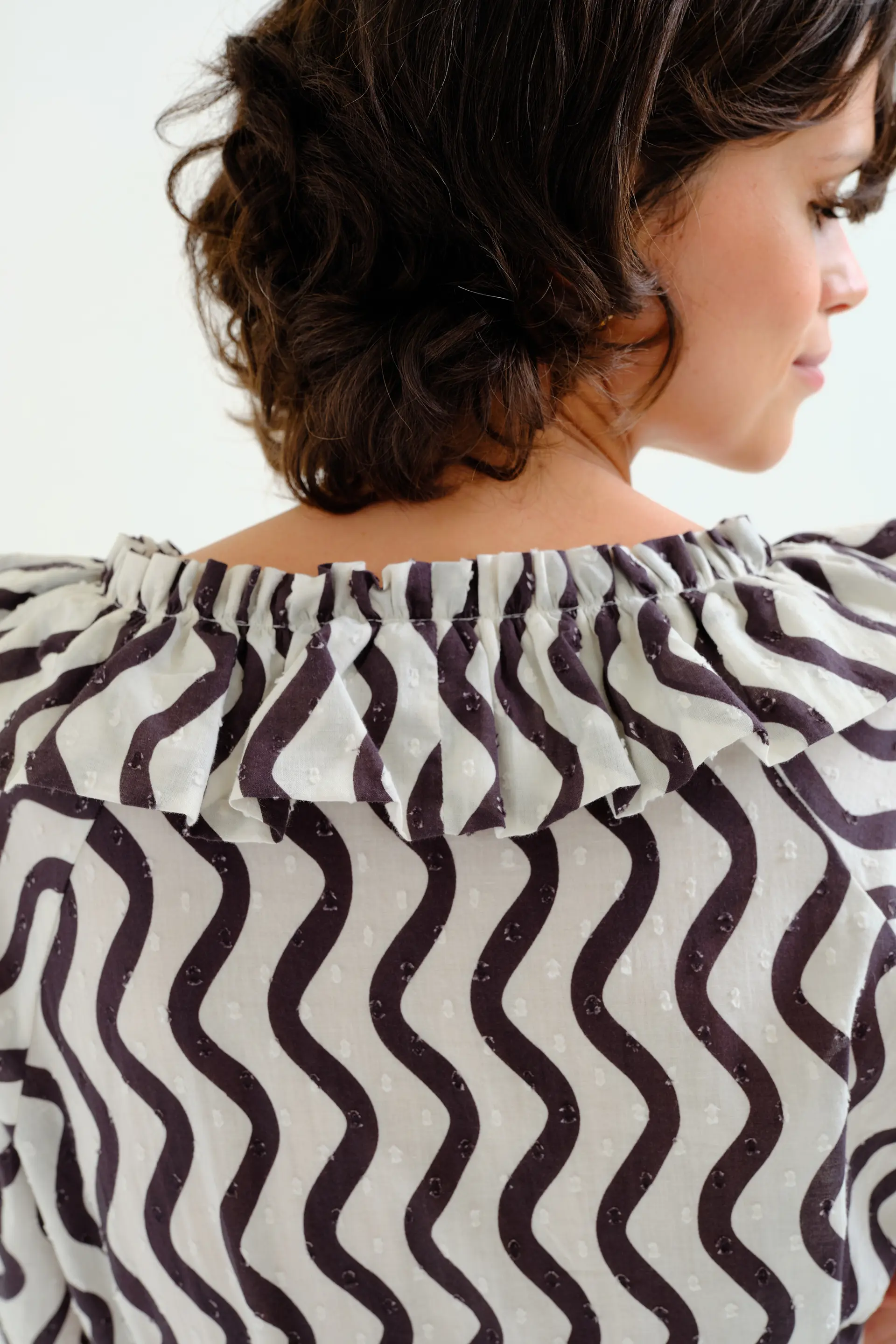 Top playero con estampado Wave Black & White con volantes - Image 5